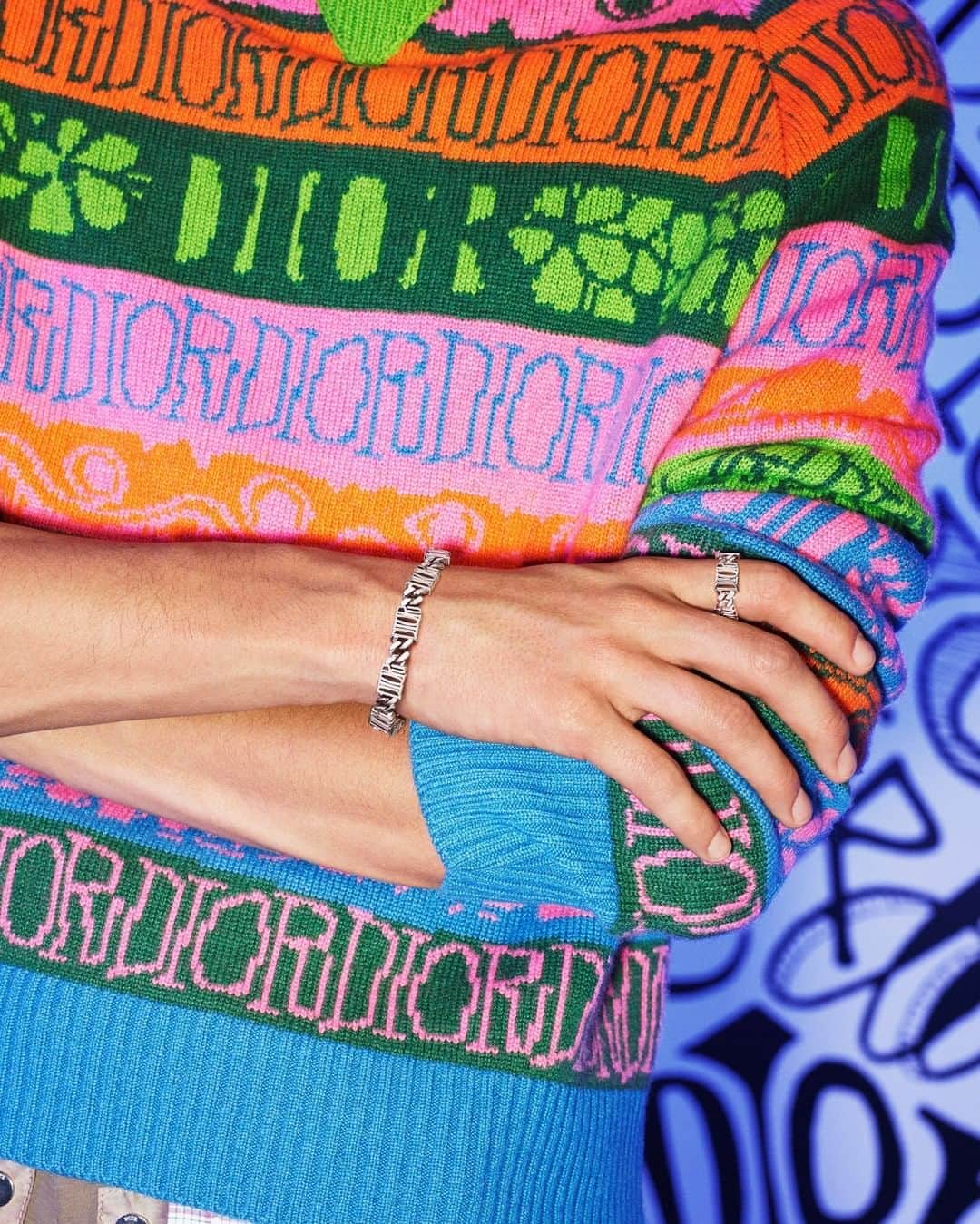 クリスチャンディオールさんのインスタグラム写真 - (クリスチャンディオールInstagram)「Unveiled last December, the #DiorMenFall 2020 collection by @MrKimJones captures the sunny, colorful vibes of Miami, as seen on psychedelic sweaters splashed with a graffiti-like spin on the Dior logo designed by artist @ShawnStussy. Click on the link in our bio to discover more about the collection. © Chris Rhodes」8月17日 17時00分 - dior