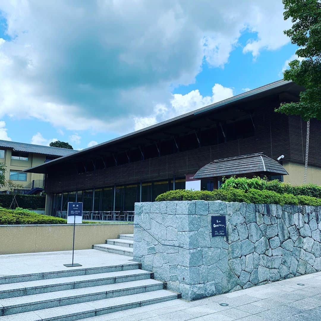 DJ AIKO 62さんのインスタグラム写真 - (DJ AIKO 62Instagram)「嵯峨嵐山文華館では8月1日から「いきものがたり　十二支になったいきものと、なれなかった猫たち。」展が開催中です。  動物を描いた日本画は大変人気がありますよね。私もとても好きです。その中でも私たちの生活にも馴染み深い、十二支に選ばれたいきものを描いた作品が1階ギャラリーに。「子、丑、寅、卯…」と心の中で呟きながら、順を追って楽しめます。  2階ギャラリーは靴を脱いで。（サンダルや素足で靴の人は靴下持参をおすすめ。） 広々とした畳の部屋を囲むように展示ケースが配置され、座ったり、少しリラックスした目線で絵を楽しめます。  今展2階ギャラリーでは猫の絵も多く展示されています。諸説ありますが、猫が十二支に入らなかったのはネズミに嘘をつかれたから。意地悪をしたネズミを後に追っかけるようになった…というのも面白い逸話です。身近ないきものとして描かれることも多かった猫ですが、絵の中でも気ままな振る舞いを感じさせる姿はとっても愛らしいです。  さらに嵐山にゆかりのあるいきものたちの絵も。  写真撮影も一部を除いてOKなので、自由研究のトピックスとしても面白いかなと思いました。  ここはかつて時雨殿として百人一首に特化した展示をする場所でしたが2度の休館を経て2018年11月に現在の嵯峨嵐山文華館としてリニューアルオープンしました。ゆっくりゆったりと日本画を楽しめる場所としては是非福田美術館とのはしごをしたいなと思った場所でした。  #いきものがたり #嵐山 #京都嵐山 #嵯峨嵐山文華館 #おすすめ美術展  #京都散歩 #京都観光 #美術館巡り #美術館 #学芸員djのdjaiko62  #DJAIKO62 #アート散歩 #アートライター #福田美術館とのセット券がお得  #福田美術館通り #京都 #干支 #猫」8月17日 17時02分 - djaiko62