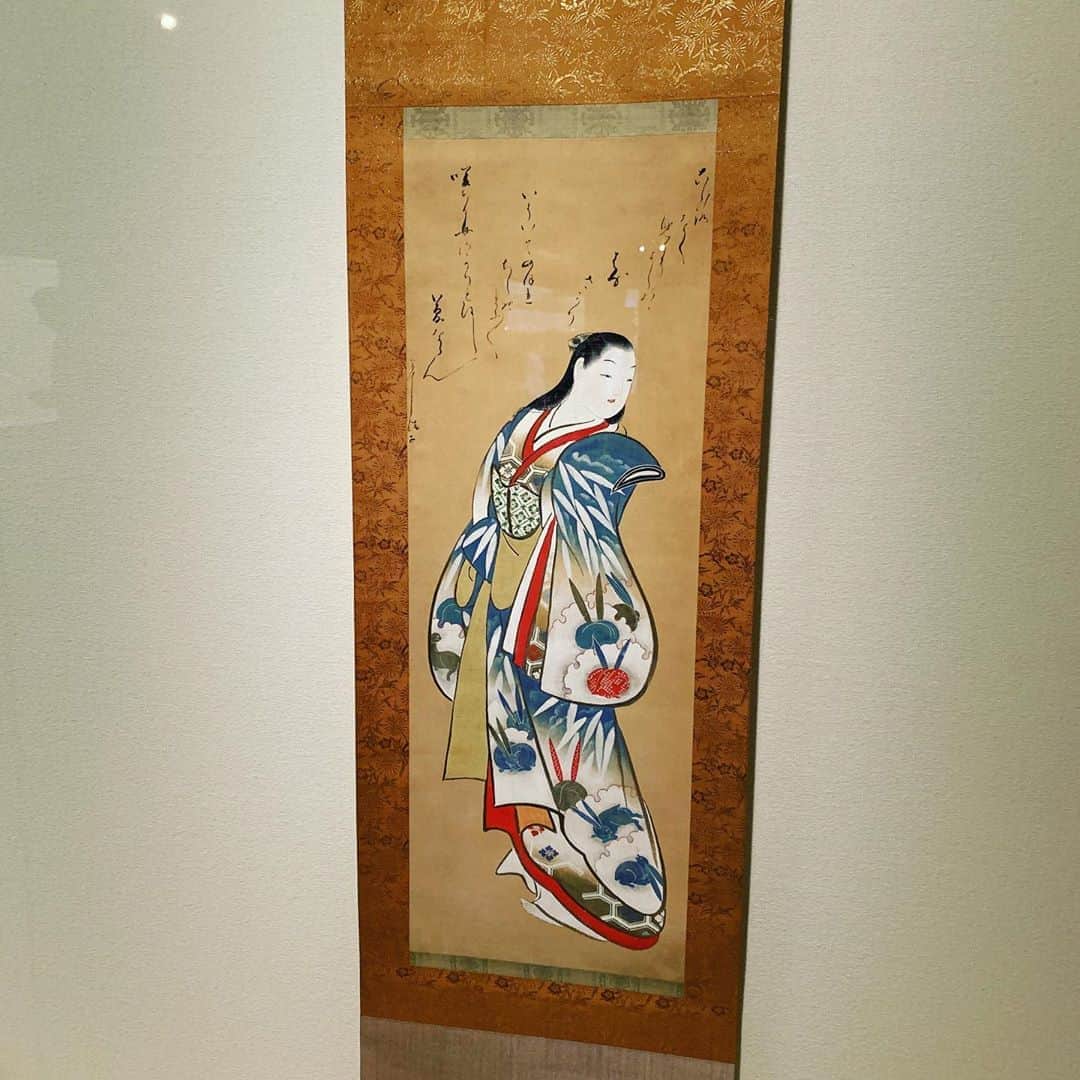 DJ AIKO 62さんのインスタグラム写真 - (DJ AIKO 62Instagram)「嵯峨嵐山文華館では8月1日から「いきものがたり　十二支になったいきものと、なれなかった猫たち。」展が開催中です。  動物を描いた日本画は大変人気がありますよね。私もとても好きです。その中でも私たちの生活にも馴染み深い、十二支に選ばれたいきものを描いた作品が1階ギャラリーに。「子、丑、寅、卯…」と心の中で呟きながら、順を追って楽しめます。  2階ギャラリーは靴を脱いで。（サンダルや素足で靴の人は靴下持参をおすすめ。） 広々とした畳の部屋を囲むように展示ケースが配置され、座ったり、少しリラックスした目線で絵を楽しめます。  今展2階ギャラリーでは猫の絵も多く展示されています。諸説ありますが、猫が十二支に入らなかったのはネズミに嘘をつかれたから。意地悪をしたネズミを後に追っかけるようになった…というのも面白い逸話です。身近ないきものとして描かれることも多かった猫ですが、絵の中でも気ままな振る舞いを感じさせる姿はとっても愛らしいです。  さらに嵐山にゆかりのあるいきものたちの絵も。  写真撮影も一部を除いてOKなので、自由研究のトピックスとしても面白いかなと思いました。  ここはかつて時雨殿として百人一首に特化した展示をする場所でしたが2度の休館を経て2018年11月に現在の嵯峨嵐山文華館としてリニューアルオープンしました。ゆっくりゆったりと日本画を楽しめる場所としては是非福田美術館とのはしごをしたいなと思った場所でした。  #いきものがたり #嵐山 #京都嵐山 #嵯峨嵐山文華館 #おすすめ美術展  #京都散歩 #京都観光 #美術館巡り #美術館 #学芸員djのdjaiko62  #DJAIKO62 #アート散歩 #アートライター #福田美術館とのセット券がお得  #福田美術館通り #京都 #干支 #猫」8月17日 17時02分 - djaiko62