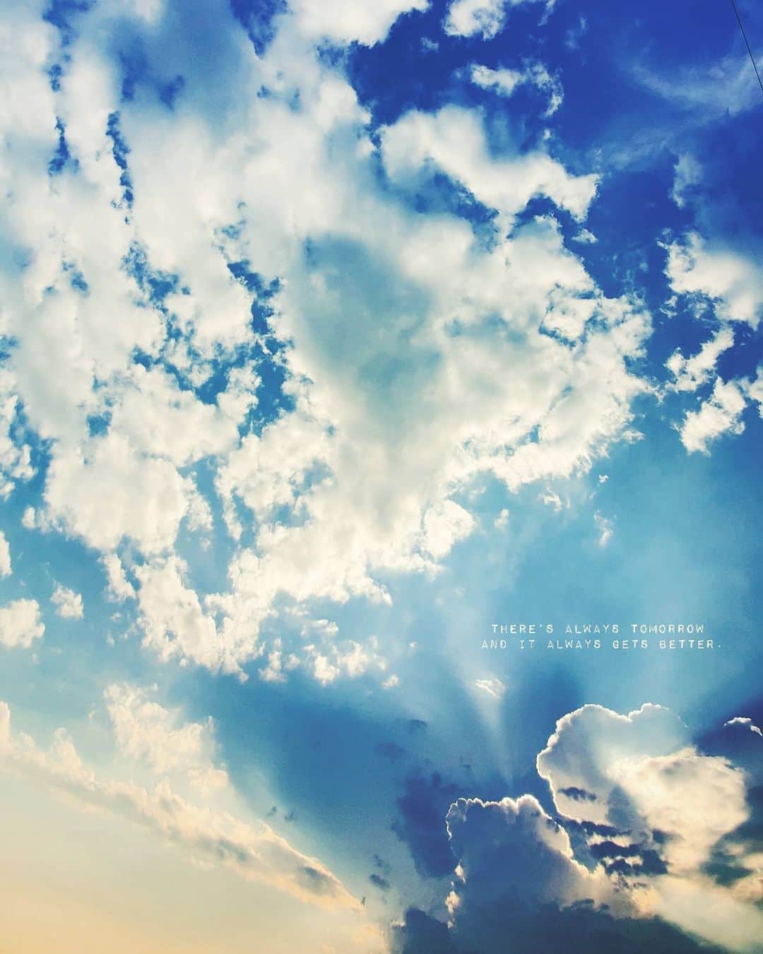 なっつ。さんのインスタグラム写真 - (なっつ。Instagram)「☺︎ 暑いの苦手だけど 青い空はやっぱり元気になる。 たーっくさん深呼吸して、 ぐーって手を伸ばして背伸び。 気持ちいなぁ。 明日はもっと素敵な日になる。 そう言葉にしたら 言霊の魔法が自分にかかる。 うん。明日もHAPPY☺︎ ・ ・ ・ #空#sky#beautiful#東京カメラ部#イマソラ#ファインダー越しの私の世界#IGersJP#team_jp_#indies_gram#phos_japan#skylover#空好きな人と繋がりたい#いまそら#igで繋がる空#夏#summer#team_jp_skyart#colors_of_day#igersmood#loves_united_life#ig_world_colors#なっつのイマソラ」8月17日 17時03分 - punipopo
