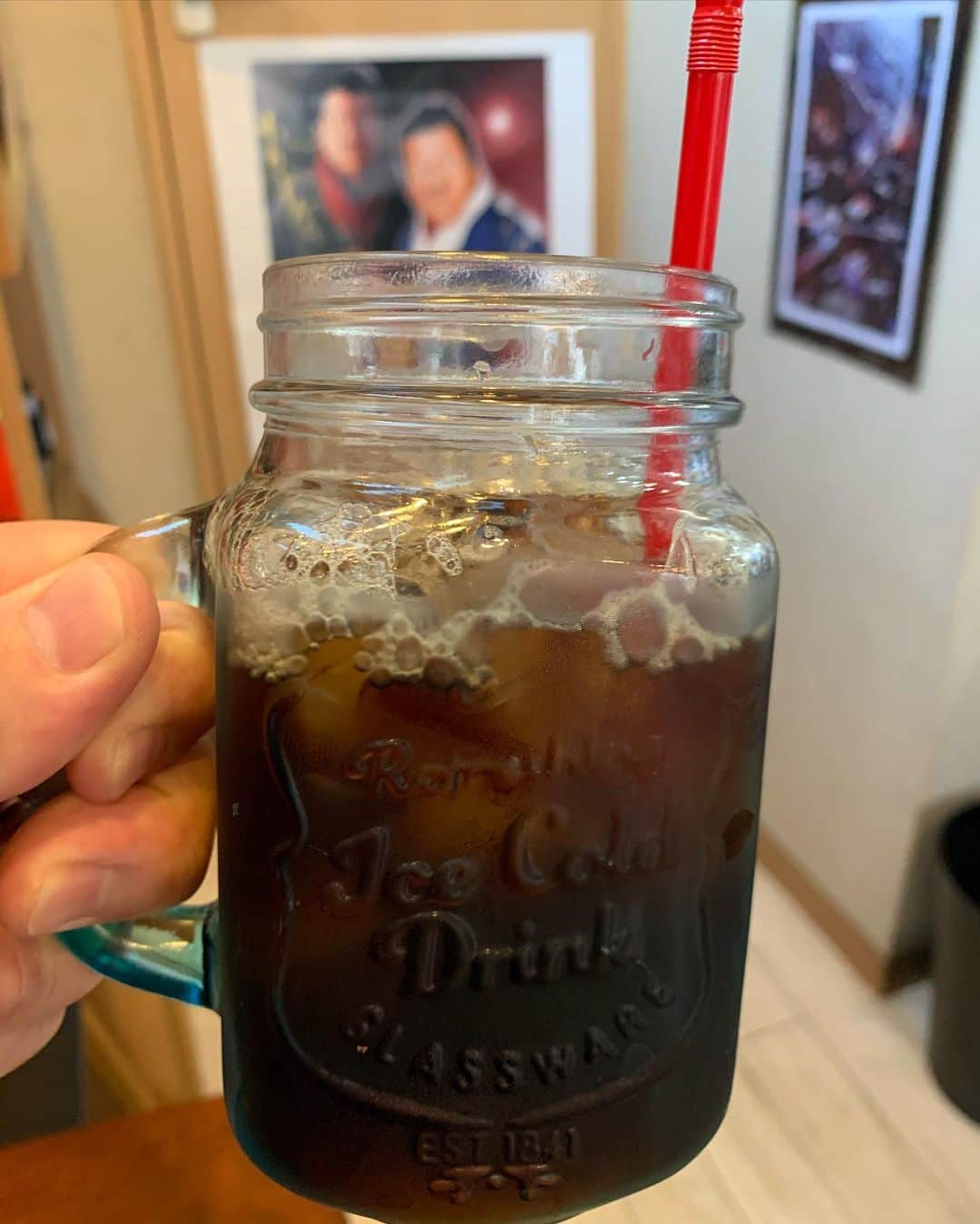 モハメド・ヨネさんのインスタグラム写真 - (モハメド・ヨネInstagram)「引きこもりだったお盆も終わり  今日から始動〜  早速、大田区の名店 下町コーヒーさんへ。  店内へ入ると珈琲豆の良い香りが〜  コーヒー好きには堪らない  思わずここに住みたい！と思える店。  うんめぃ冷コーありがとうございました😊  また行くヨネ〜  #noah_ghc #珈琲屋さん  #プロレス好き #アフロヘアー  #大田区池上 #ヨネ家  #キン肉マンアニメ化  #ポメラニアン最高 #うさぎといぬ  #ロップイヤーうさぎ #愛玩動物飼養管理士  #カネフラ 　#ハワイのにおいが好き　#バイクおじさん  #ジャージラブ　#スニーカーの色とシャツの色を合わせるのが好き　 #蝶ネクタイ男子　#麻雀好きと繋がりたい  #フィーバー　#185cm  #110キロ　 #個性心理学勉強中 #男はつらいよ大好きレスラー　#プレバト出たい #ラジオ日本 #YoneとYuiの今夜もムナゲ騒ぎ」8月17日 17時04分 - muhammadyone