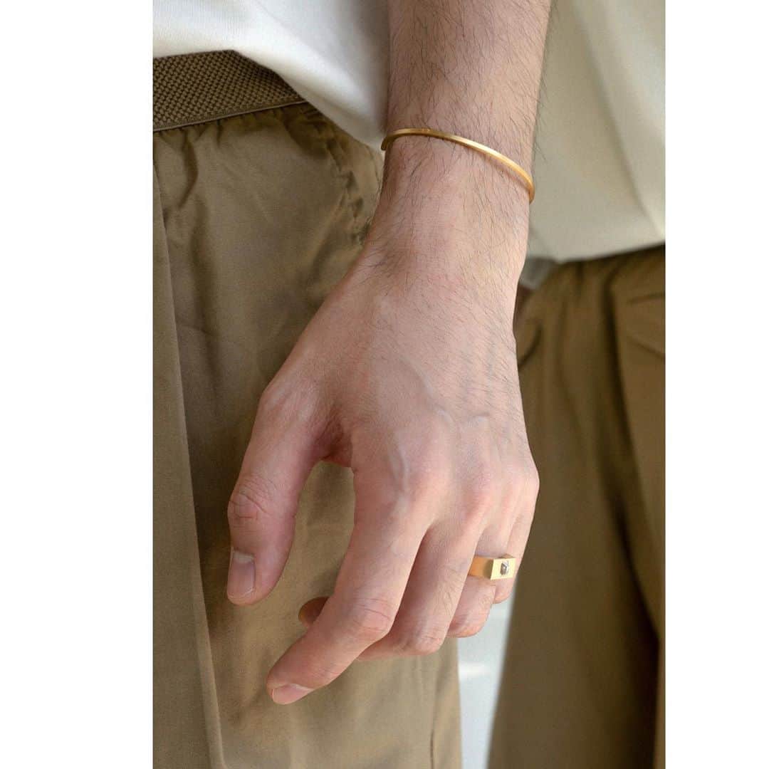 のインスタグラム：「Even diamond rings can be unisex. #ShiharaUnSignet ring + #ShiharaPosition bangle combo.  #shihara #shiharamen #diamondring #roughdiamonds #yellowgold #18kgold #ring #weddingband #alternativeweddingband」