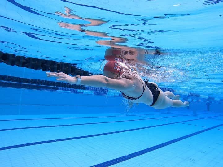 エミリー・シーボームのインスタグラム：「A splashing good time for a Monday.  #monday #swimming #training #water #athlete #pool #arenawaterinstinct」