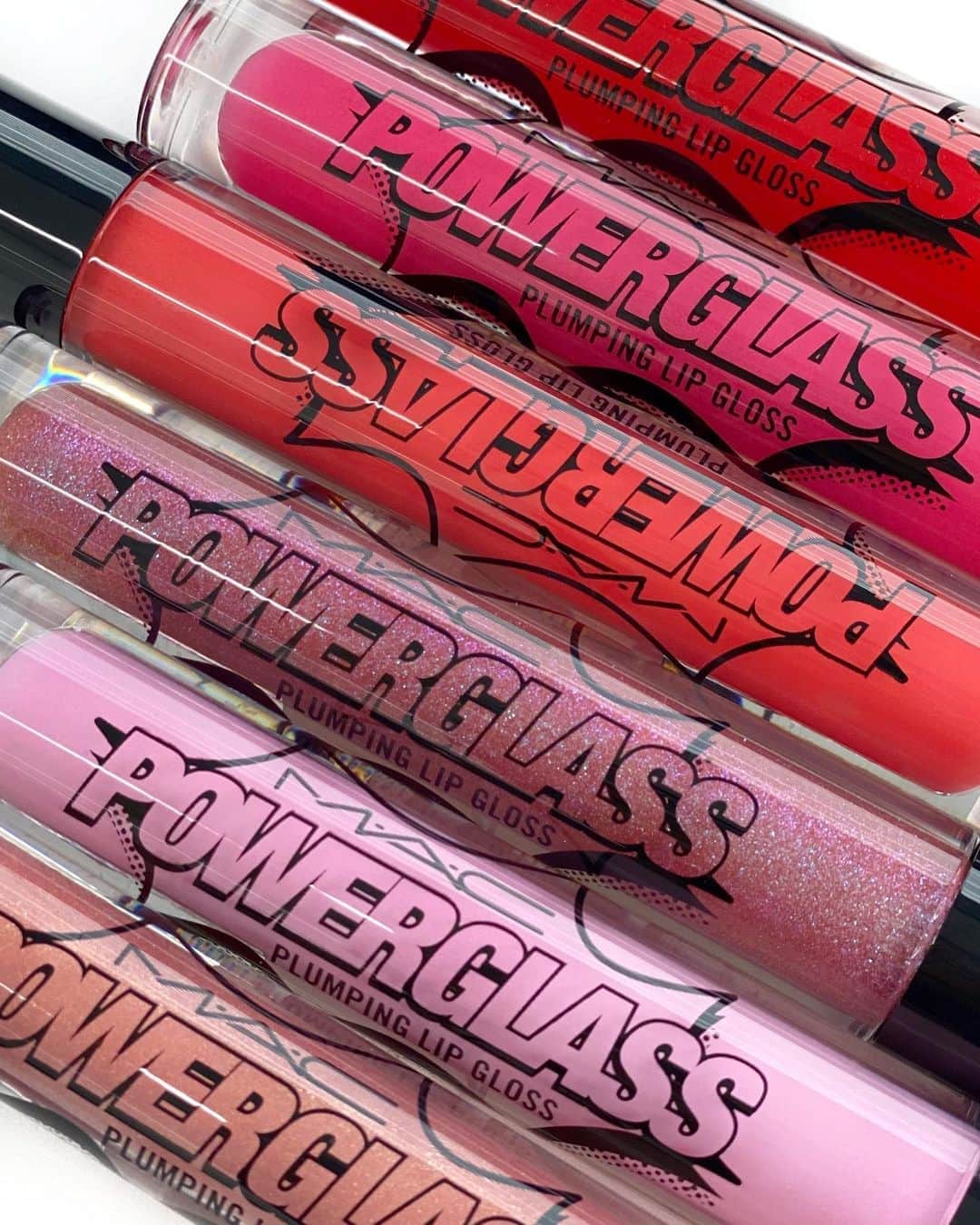 M∙A∙C Cosmetics Japanのインスタグラム：「【明日公式オンラインショップ先行発売】 ひと塗りでボリューム感・輝き・潤いを叶えるプランピング リップ グロスが公式オンラインショップにて6色先行発売で登場✨ #MACPowerglass #MACパワーガラス  ㅤ 唇をなめらかにコーティングし、シアーな色合いがさらにリップをきれいに✨ ㅤ ショウガ根油、トウガラシ果実エキス、 メントール配合で ひんやりとした使用感。ぷっくりとしたリップメイクを楽しんで💄  ㅤ *8月18日(火) 午前10時 公式オンラインショップにて発売予定。システムの影響により、発売が多少前後する可能性がございます。何卒ご了承ください。 *全国店舗発売 11月（予定）  ㅤ 【公式オンラインショップ限定特典】 ☑︎8月24日(月)23:59まで全品送料無料 ☑M·A·C 公式オンラインショップにて、新発売のFIX+ VIBESコレクション製品、または対象コレクション製品を含む7,700円(税込)以上のご購入でポーチプレゼント。なくなり次第終了。 ㅤ対象コレクション : M·A·C TEYANA TAYLOR / KAKAO FRIENDS X M·A·C / M·A·C MAKER / SELENA LA REINA / FIX+ VIBES ☑︎お好きなM・A・Cアイシャドウもしくはアイベースを含む税込5,500円以上ご購入で、マスカラのサンプル(1g)をプレゼント！ ※なくなり次第終了 ☑︎初回ご購入のお客様へ10% OFFクーポンをプレゼント （クーポンコードwelcome） ㅤ  #MACCosmeticsJapan #MACCosmetics #MAC #MACコスメ #マックコスメ #コスメ #コスメレポ #化粧品 #デパコス #コスメ部 #コスメマニア #メイク好き#メイク道具#美容大好き#美容好き#メイクプロセス#トレンドメイク#夏メイク#メイクテク#MACリップ#リップ#リップメイク #リップケア#リップグロス#ボリューム#ぷっくり#マットリップ#リップマニア」
