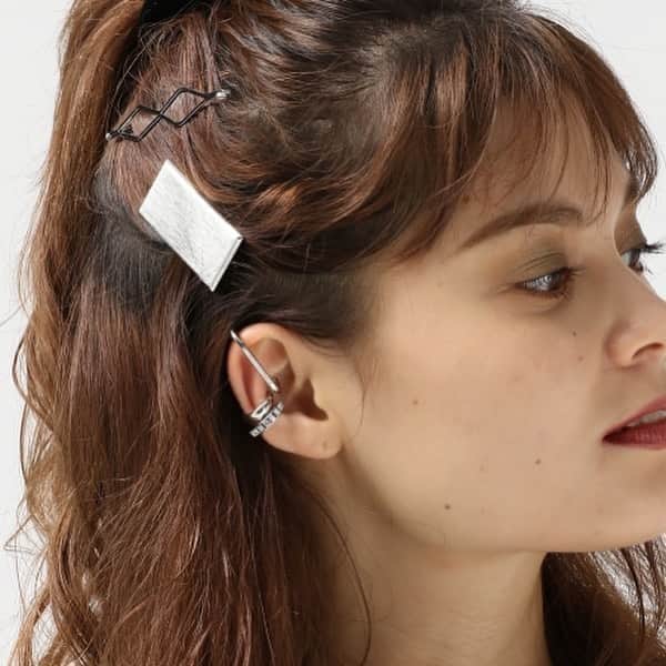 Me%さんのインスタグラム写真 - (Me%Instagram)「design ear cuff ————— タテナガイヤーカフ(item 894733)  新作イヤカフはデザインものやセットものなどバリエーションが豊富。 タテナガのデザインイヤカフは、耳の上部にかぶせて使うおしゃれアイテム。 イヤカフとイヤカフのW付けがおすすめ。 ————— #mepercent #accessory #pierce #earrings #earcuff #イヤーカフ」8月17日 17時12分 - me_percent
