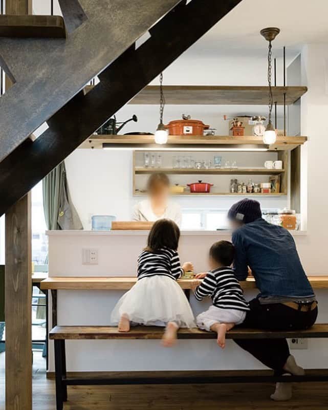 satsumahomeのインスタグラム：「🏡 遊びのある空間が家族をつなげる家 奥様こだわりの吊り下げシェルフが印象的なカフェのようなキッチン 正面には、将来お子様達が向かい合って勉強できるように、ゆとりのあるカウンターを設けた。  ・ —————————————————————﻿ さつまの注文住宅 @satsumahome —————————————————————﻿ さつまのYouTube @s.h.youtube —————————————————————﻿ さつまの資料請求 @sh.request —————————————————————﻿ さつまのイベント @sh.eventinfo ————————————————————— さつまのLINE　　 @sh.lineinfo ————————————————————— ・  #さつまホーム #無添加住宅 #漆喰 #無垢床 #goooodhome #カフェ #キッチン #カウンターキッチン #シェルフ #吊り下げシェルフ #キッチン雑貨 #手作り #カウンター #cafe #勉強 #照明 #照明デザイン #キッチン収納 #造作 #階段 #植栽 #緑 #子ども #こだわり #キッチンインテリア #キッチンカウンター #キッチン周り #ダイニング #ダイニング照明 #キッズチェア」