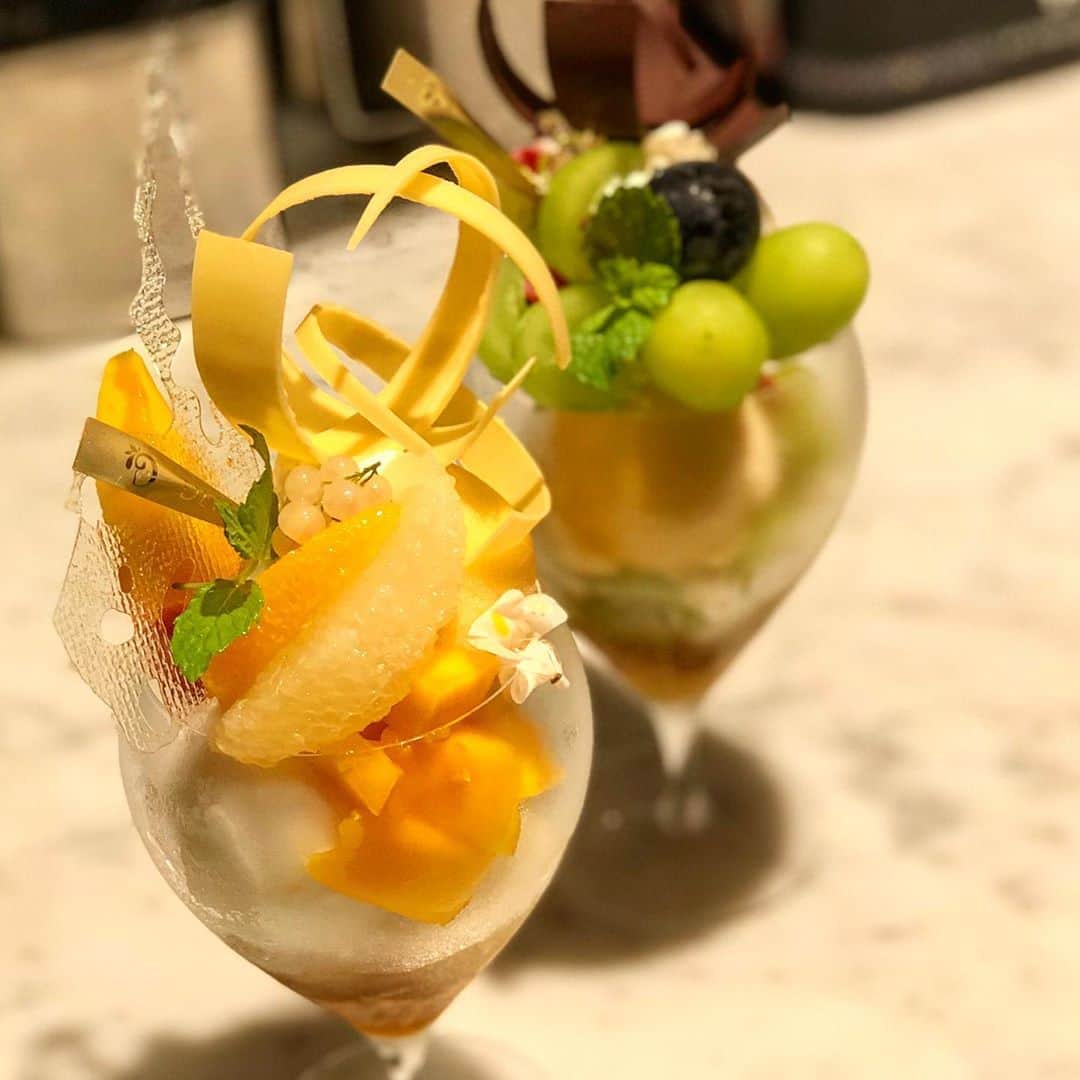 eguchikazuakiのインスタグラム：「パフェのオーダーたくさんありがとうございます😊﻿ ﻿ いまはシャインマスカット/ペルメルエキゾチック﻿ ﻿ この2種類が元気に展開中です﻿ 他にもありますよ‼️﻿ ﻿ オーダー入ってから一つ一つパティシエールが﻿ 作っています、出来たてのパフェを100.200と同じクオリティで作るのはとても大変ですが、毎回こなすスタッフにはキューブをあげます😊﻿ ﻿ デリーモってパティスリーで日本一パフェが出るんじゃないかな🍾﻿ ﻿ 次はどんなパフェが出るのかな❓﻿ 楽しみにしていてくださいね﻿ 皆さんが絶対食べたくなっちゃうパフが登場しますよ👋🏻  #delimmo #デリーモ #パフェ #シャインマスカット #チョコレート #マンゴー #パッション #チョコレートパフェ #フルーツパフェ #東京 #ミッドタウン #日比谷 #パティシエ #ショコラティエ #江口和明 #eguchikazuaki #お楽しみに #お菓子」