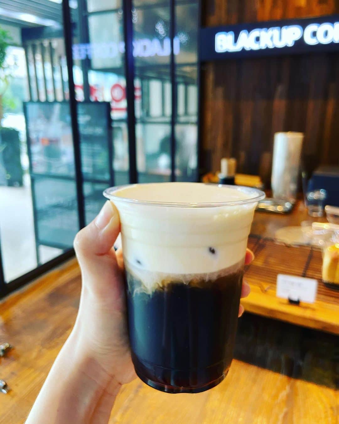 奥菜恵のインスタグラム：「두번째 시도만에 맛봤다! #블랙업해수염커피☕️ #주차는힘들어😢」
