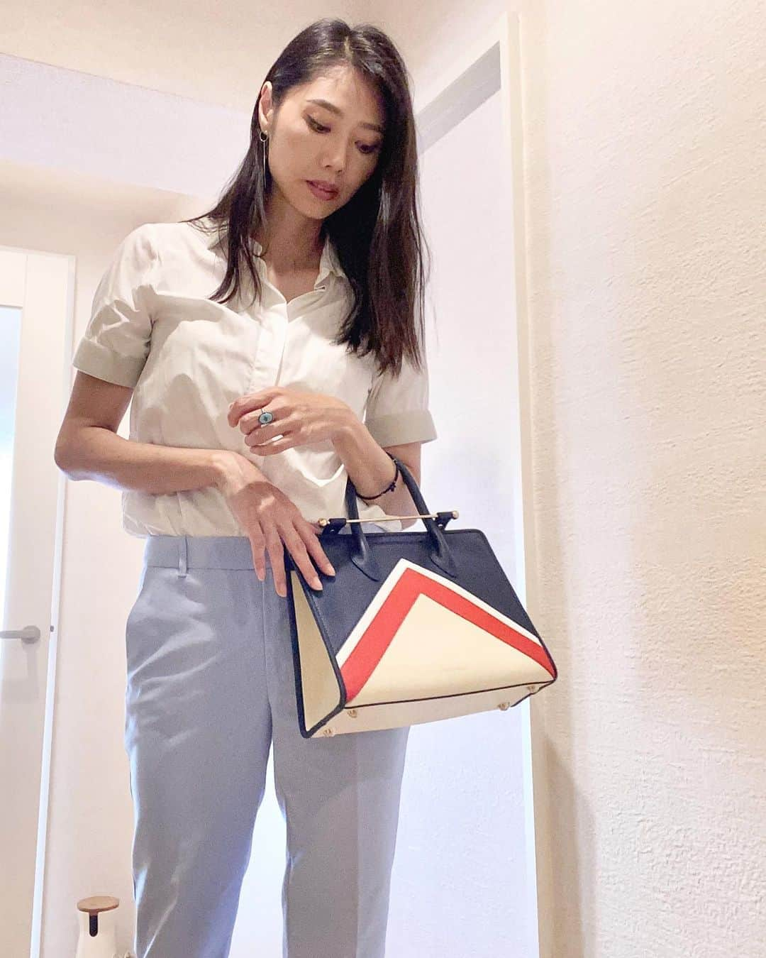 榊原みゆくさんのインスタグラム写真 - (榊原みゆくInstagram)「【lucky color of this week】 Light blue ✖️ red  赤好きなんだよねぇ。  来ました今週のしいたけ占い、ラッキーカラーは、水色と赤色！！  Tops @acnestudios  Bottom @zara  Bag @strathberry   水色は、こんな暑い日は爽やかに見えるわ。 わたしの熱苦しい質問コメント返しも、涼しくしてくれる笑  #acnestudios #zara #zarawomen #fashiongram #fashionista #strawberry #model #アラフォーコーデ #アラフォーファッション #アラフォーライフ #美魔女 #ストラスベリー #アクネスタディオス #ザラコーデ」8月17日 17時19分 - miyukuscarab