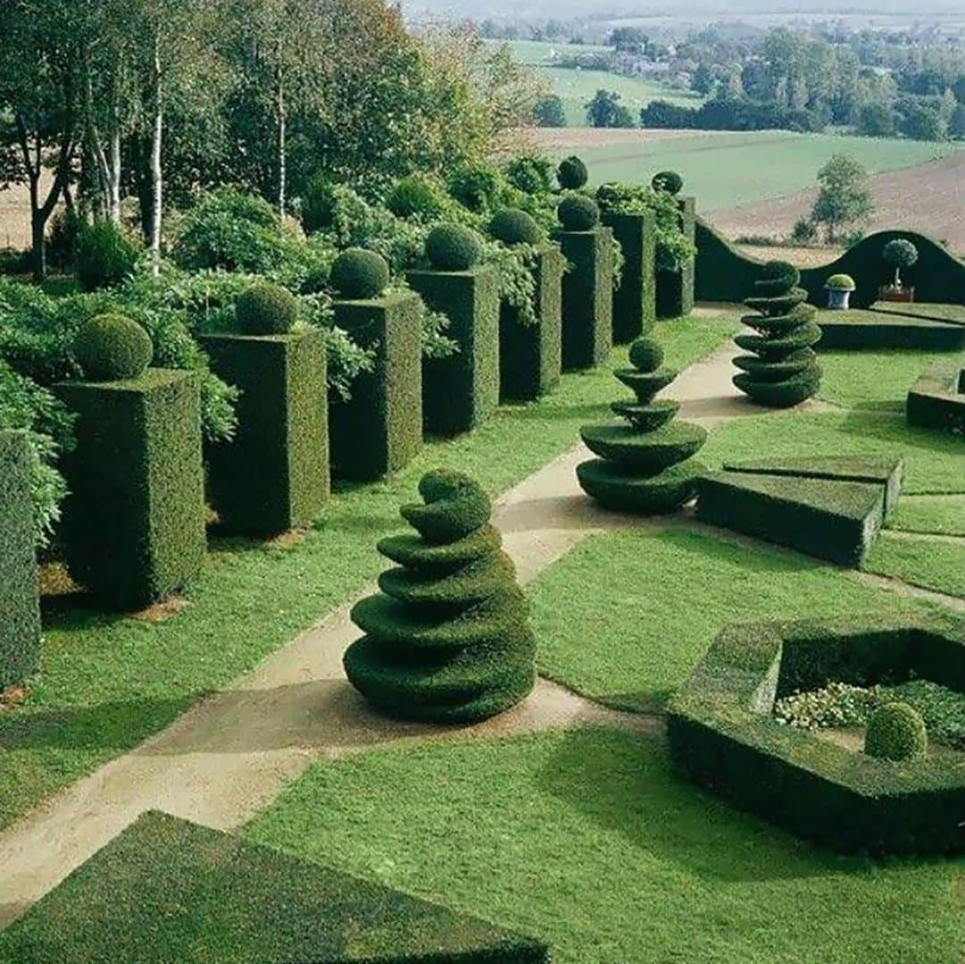 The Cool Hunterさんのインスタグラム写真 - (The Cool HunterInstagram)「Garden Days. @chateaudelaballue in Brittany, France. #swipeleft」8月17日 17時26分 - thecoolhunter_