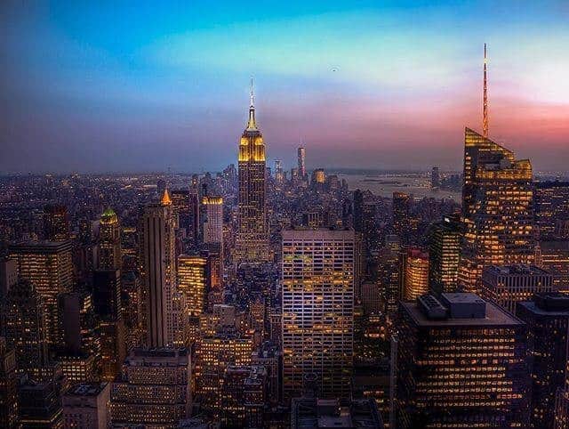 JALさんのインスタグラム写真 - (JALInstagram)「. The Empire State Building stands dignified among New York City's skyline, as viewed from the Top of the Rock Observation Deck at Rockefeller Center. #AmazingAugust  ニューヨークの街に凛とたたずむ #エンパイアステートビル ✨ #ロックフェラーセンター から見える景色は圧巻🌃 . . Photo by @hironakajima Post your memories with #FlyJAL  #JapanAirlines #america #newyork #sunset_madness」8月17日 17時30分 - japanairlines_jal