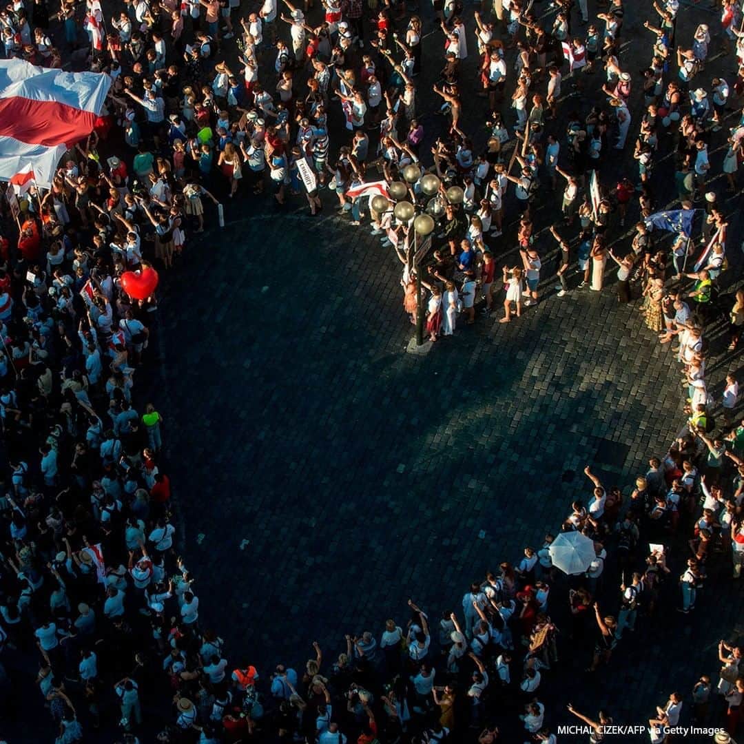 ABC Newsさんのインスタグラム写真 - (ABC NewsInstagram)「People form a heart as they take part in a demonstration against the results of the Belarusian presidential election. #belarus #protest」8月17日 17時30分 - abcnews