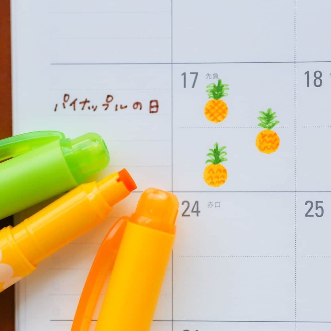 トンボ鉛筆さんのインスタグラム写真 - (トンボ鉛筆Instagram)「8月17日は #パイナップルの日🍍だそうです！ バリエーションが欲しい時に役立つよう、３種類の描き方をしてみました。 葉っぱを描く時は上にいくにつれて小さくなりすぎないように注意です🙆‍♀️ . #パイナップル #pineapple #pineappleillustration #pineapplelovers🍍 #プレイカラードット  #ゆるいイラスト #playcolordot #bujo #バレットジャーナル #文房具好き #ドットワンポイント #ノート術 #doodle #手帳術 #手帳の中身 #bulletjournalcommunity #bujoinspire #手帳ライフ #手帳好きさんと繋がりたい #ドットラボ #petitillustration #minidrawing #プレイカラードットアレンジ」8月17日 17時30分 - tombowpencil