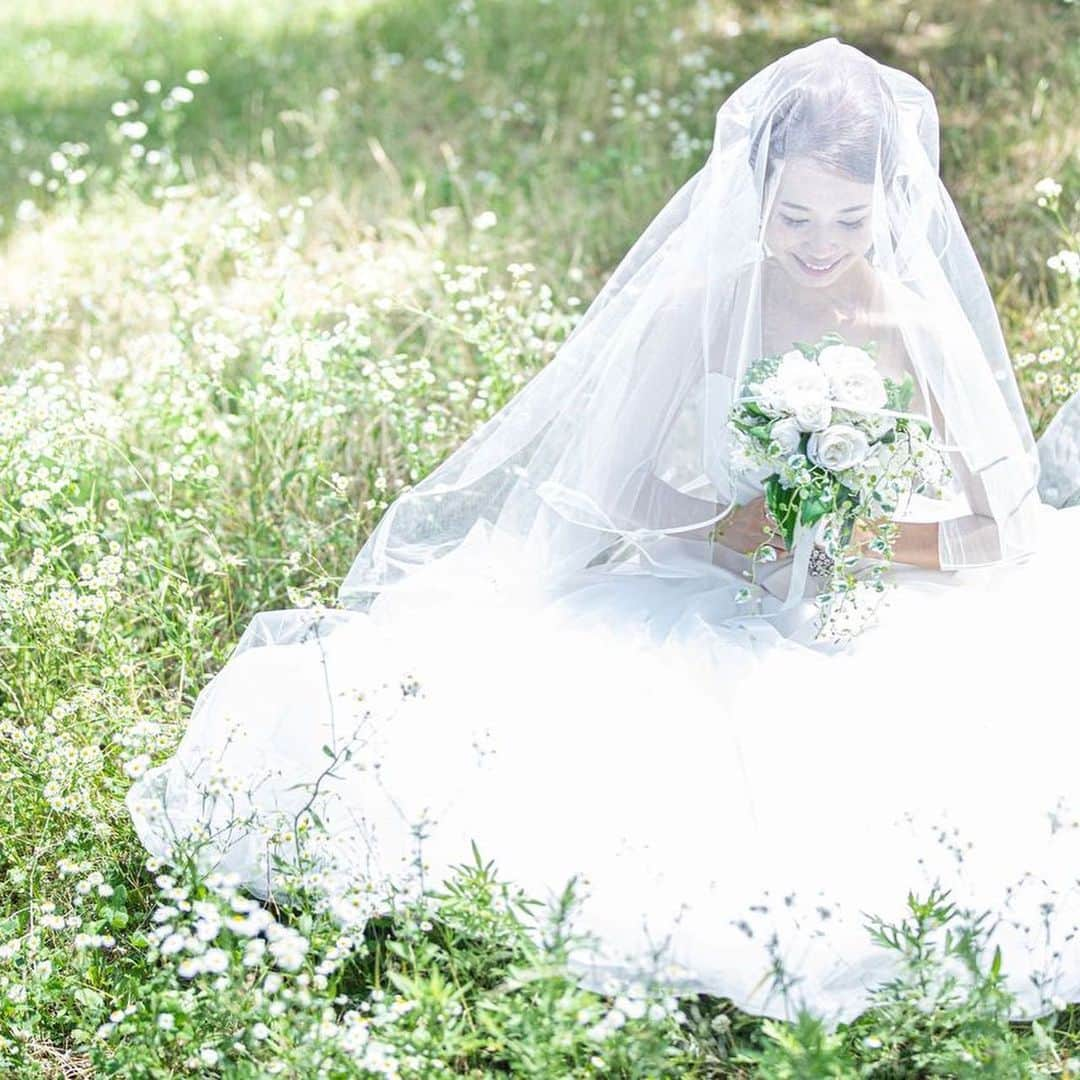 嶺乃一真さんのインスタグラム写真 - (嶺乃一真Instagram)「先日、なかなか結婚式の予定も立てれずということで、  記念にウエディングフォトを撮って頂きました✨  梅雨の中良いお天気にも恵まれてドレスさん、メイクさん、カメラマンさんのお力をお借りして良い思い出が出来ました😊  ありがとうございました💕  りぶもお利口さんでした✨  @bridalhouse__oe  @hair_make_karin   ドレス→ブライダルハウス・オエさん ヘアメイク→華林さん カメラマン、スタジオ→八木ジンさん  https://www.lsstudio.jp/?fbclid=IwAR2IZzFGprqRKIoO7gkcpIacLJzij4CQzF7ttCl7DeILfep8o5cG8pgC8as」8月17日 8時35分 - happy2ndlife