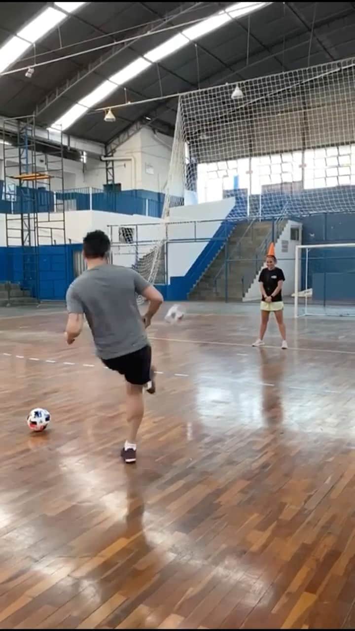 アレッサンドロ・ローザ・ヴィエイラのインスタグラム：「E aí, teria a coragem da @alexavier ?   🎯 ⚽️」