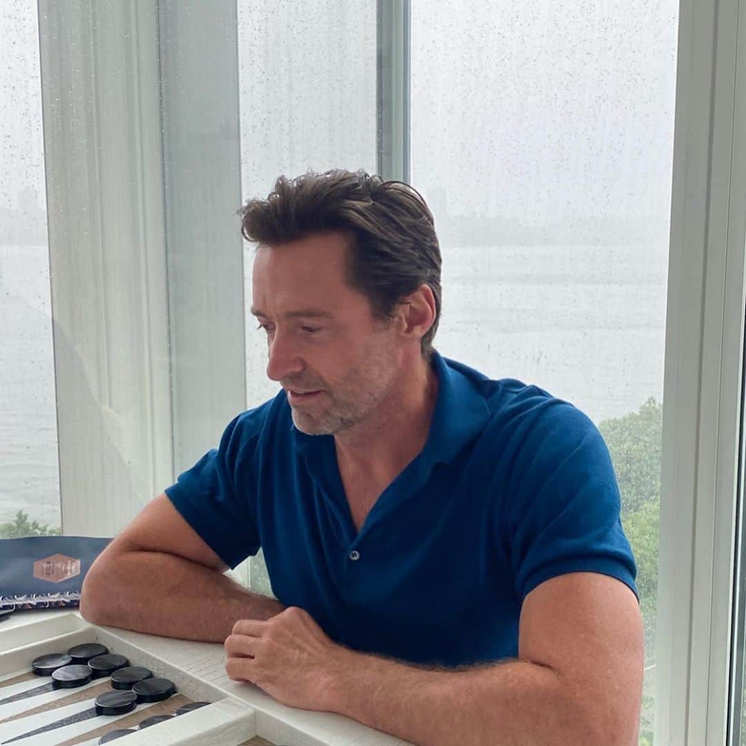 ヒュー・ジャックマンのインスタグラム：「I love a rainy night.」
