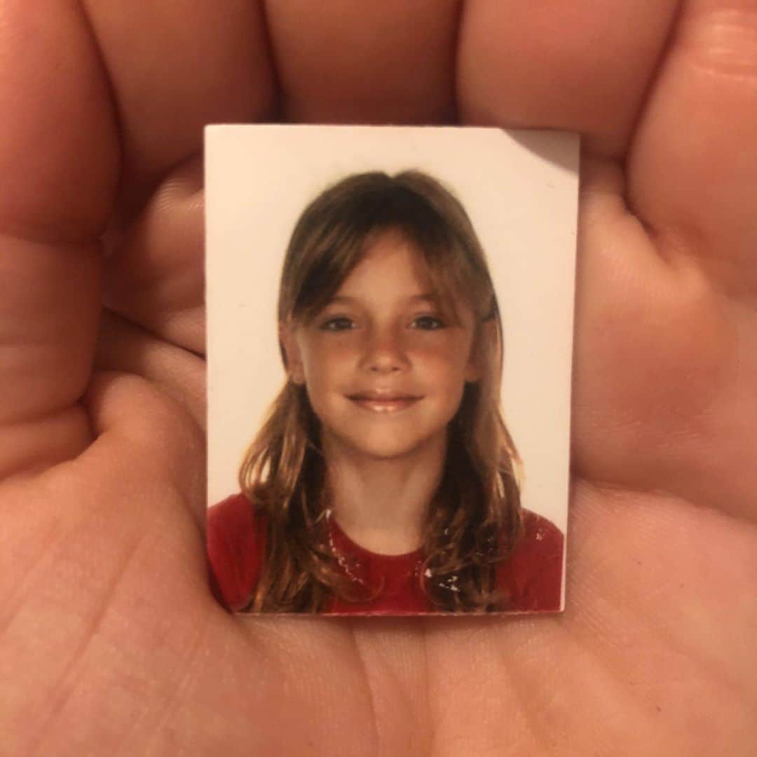 Alice Wegmannのインスタグラム：「com 10 anos ainda se brinca de pique, de boneca, de videogame. com 10 anos se inventa coreografias, se lê, se faz desenhos. o único dever da criança é ser criança. parem de roubar o corpo, a saúde e os direitos de meninas e mulheres. só assim se diminui o aborto.」