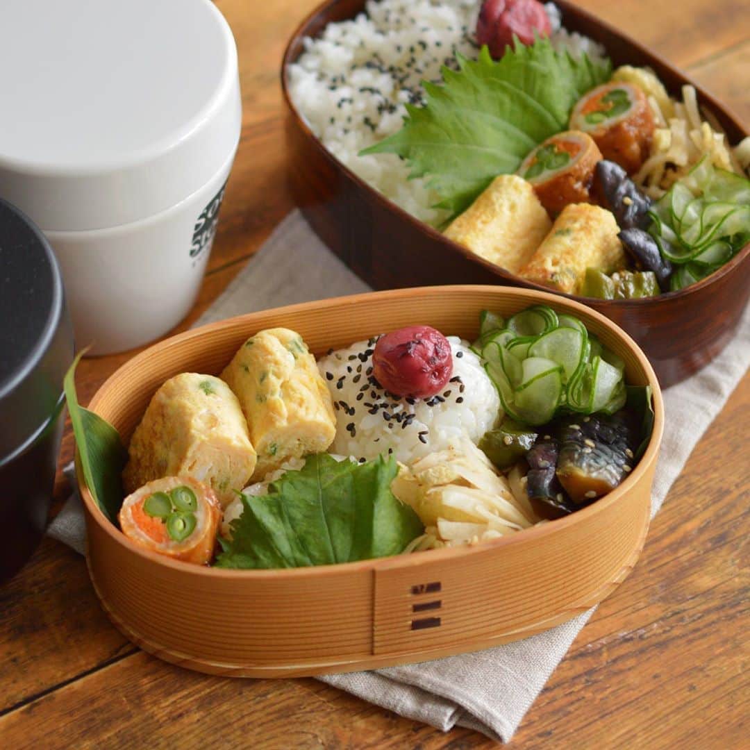 yukiyoのインスタグラム：「2020.8.17* ・ 今日のお弁当 ・ 大葉、ごま塩梅干しおむすび ネギ入り玉子焼き 肉巻き 大根と塩きんぴらお揚げ入り ししとう茄子ごま炒め 塩もみきゅうり お湯を入れるお味噌汁付き ・ ・ お盆休み明けの朝 おはようございます。 なんかあんまり涼しくなりませんね ・ ・ 今週も頑張りましょー ・ ・ #お弁当 #obento #bento #lunch #lunchbox #onthetable #japanesefood #暮らし #曲げわっぱ #lin_stagrammer #ロカリ #おうちごはんLover #マカロニメイト #IGersJP #おむすび #おにぎり」