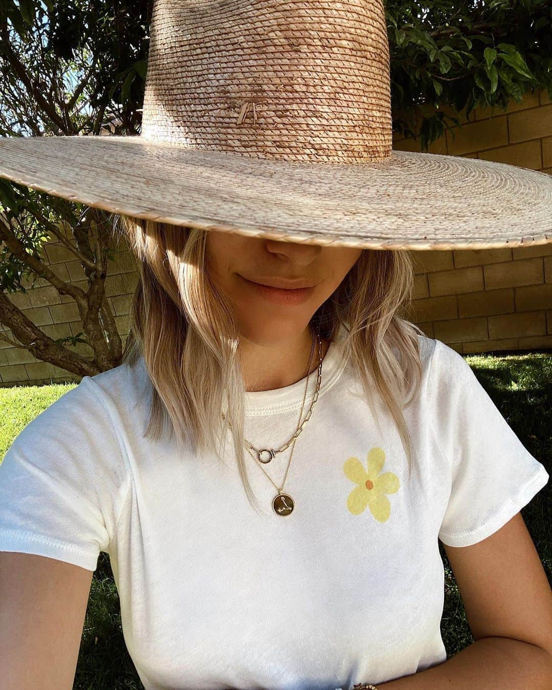 チェイサーのインスタグラム：「swipe to see the cute graphic on the back!🌼✌🏼#chaserbrand @katielynnestyle #feelthevibe #graphictee #summerstyle #tshirtstyle #graphictshirt」