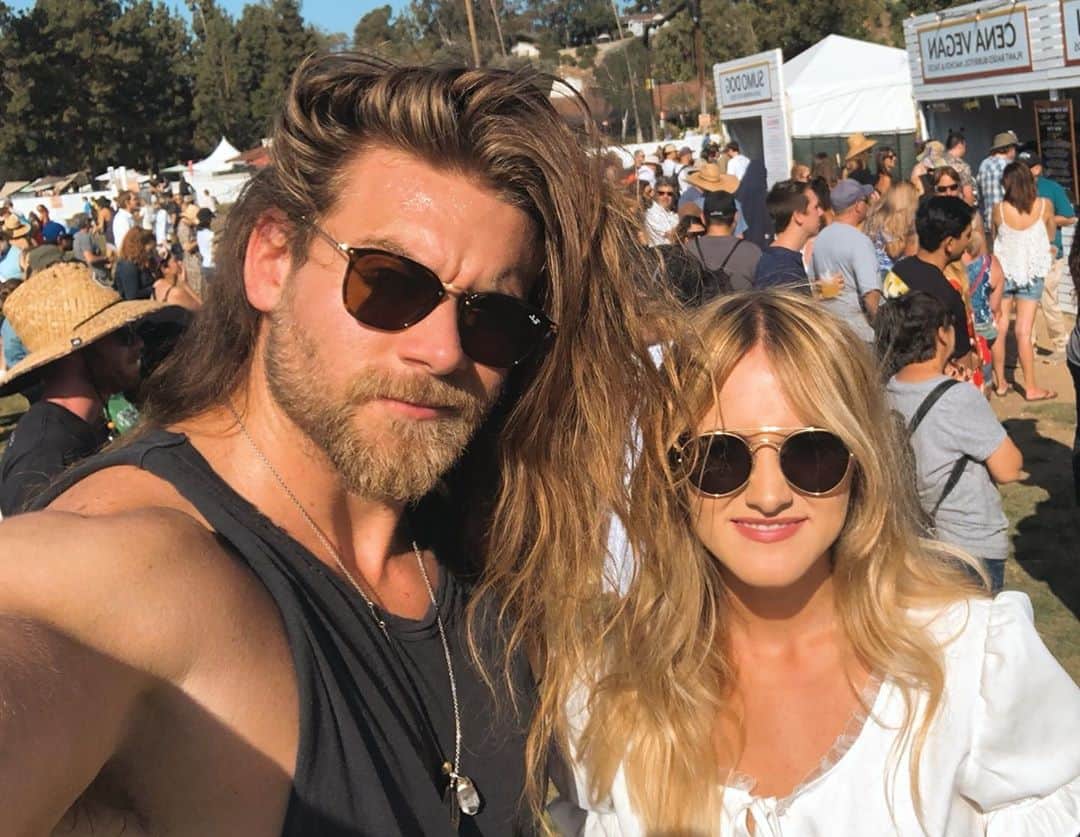 モデル、ブロック・オハーンのインスタグラム：「From the day you were born, when I first held you in my arms and was lucky enough to call you my sister. You will forever hold all of my love. You’ve always been cooler than me, even though you’re younger. We both know I’ll always be playing catch up 😏 You are one of the greatest gifts I will ever receive on this Earth. Or Ever.   I hope you have the best birthday yet and may the next year bring you the growth, knowledge, success and love you dream of.   I’ve always got your back. I Love You. @carlyohurn   I couldn’t have asked for a better you. I couldn’t be more grateful for you. Forever. Happy Birthday ❤️」