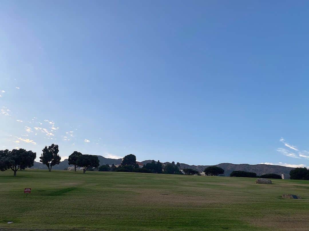 キース・パワーズのインスタグラム：「I really wanted to get out my car and run around this beautiful field.」