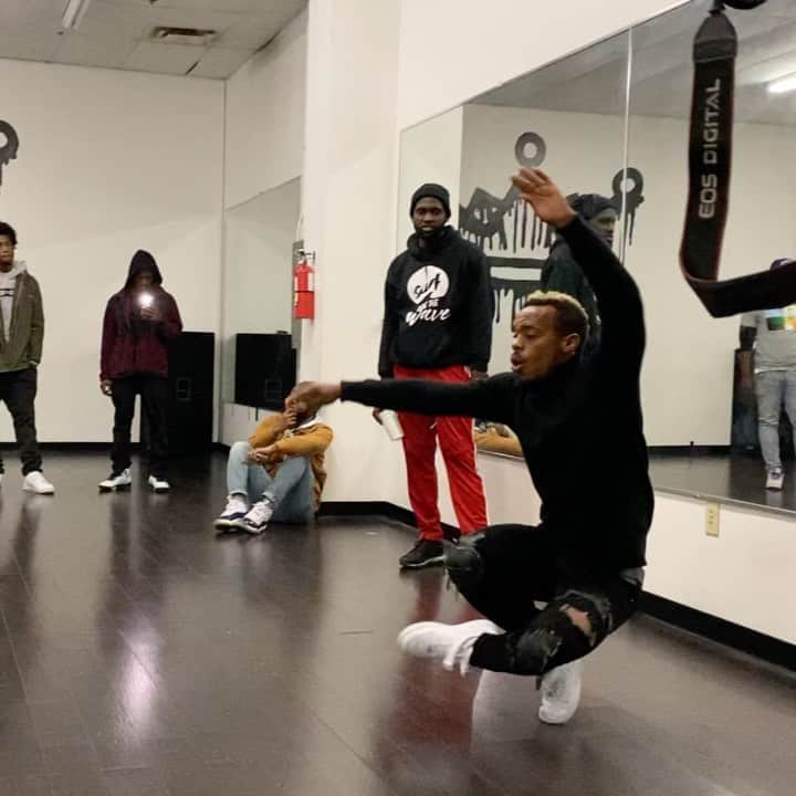 Lil Buckのインスタグラム：「Magic is real kids, because we make it✨ #memphisjookin  . This is also a good time to tell you I wouldn’t be dancing like this if it wasn’t for Lil Dell from Westwood, Lil Pee-wee, @handy4891 @901bobo @mzhollywood901 @keviorr_the_return @drrico @dpdagoat_ @gnerd901 @og_jaquency G-Style Hurrikane, Rome, and Wolf, Zephaniah Jenkins from Carver High School, Gino, @three6mafia @yogotti @projectpat @skinnypimp999 @playaflym3 @djsqueeky_ @official_icondjzirk & @tommywrightda3rd」
