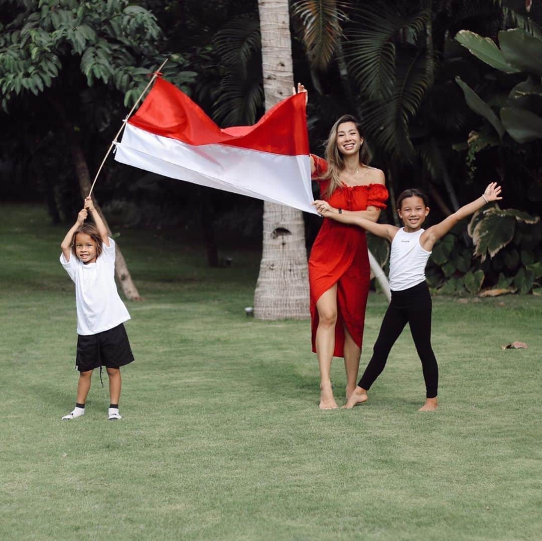 Jennifer Bachdimさんのインスタグラム写真 - (Jennifer BachdimInstagram)「Dirgahayu Republik Indonesia ke-75  Happy Independence Day dear Indonesia 🇮🇩❤️ Lots of love from us #teamBachdim #dirgahayuindonesia #Indonesia #merdeka」8月17日 9時20分 - jenniferbachdim