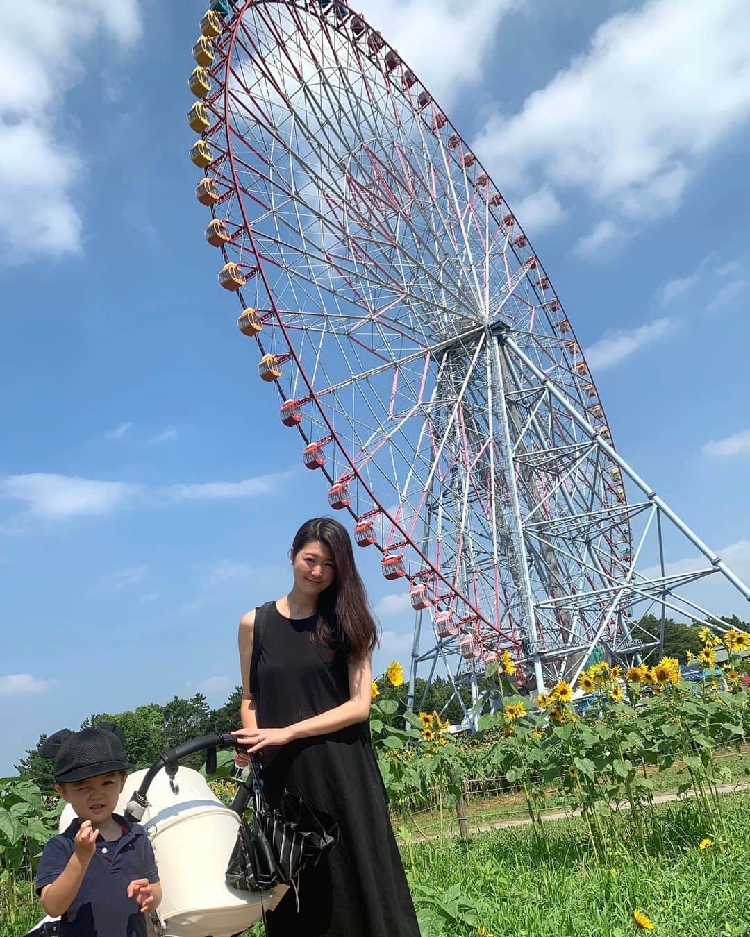 花田浩菜のインスタグラム：「#ぼくのなつやすみ 🌻 . . お盆休みは全て人混みにいかないよう&暑さ対策で早朝に行動笑。 ひまわりたっぷりの#葛西臨海公園 に久しぶりに行ってみました❤️ 朝だったからか人も少なく、ひまわり綺麗だった🌻✨ 一枚目はぼくちゃんの最近の決めポーズ。笑 . 汗っかきなぼくちゃんはすぐに暑くて元気がなくなり、オープン同時くらいの公園内のカフェでアイスを丸ごと食べて復活し外に出たくないというので帰宅しました❤️😂 . . 連休中には予約制だったし#すみだ水族館 も行ったよ😊🐠来月でもう3歳になってしまうぼくちゃんはお魚さん見ながら暗くて嫌なのかすぐに帰りたがりw、 そのままソラマチの中にある#トミカショップ  に連れて行ってあげたら大喜びでした😂#車好き 最近はおもちゃコーナーを通りかかると 『あ！これも欲しかった🥺！』とか言いながらるんるんで勝手に選び出し、『どれにしようかな〜🥰』ととても嬉しそうに一つ厳選してくれます。笑 結果、インドア派な男の子の模様です。w 誕生日は何してあげようかな🥺 #出てこないけど娘ちゃんももちろん一緒です❤️ . . #家族でお出かけ #葛西臨海公園 #すみだ水族館 #成長記録 #東京巡り #2歳男の子 #2歳10ヶ月 #9月生まれ #赤ちゃんのいる生活 #生後8ヶ月 #2歳差育児 #2歳差兄妹 #兄妹ママ #男の子ママ #女の子ママ #happy #happydays」