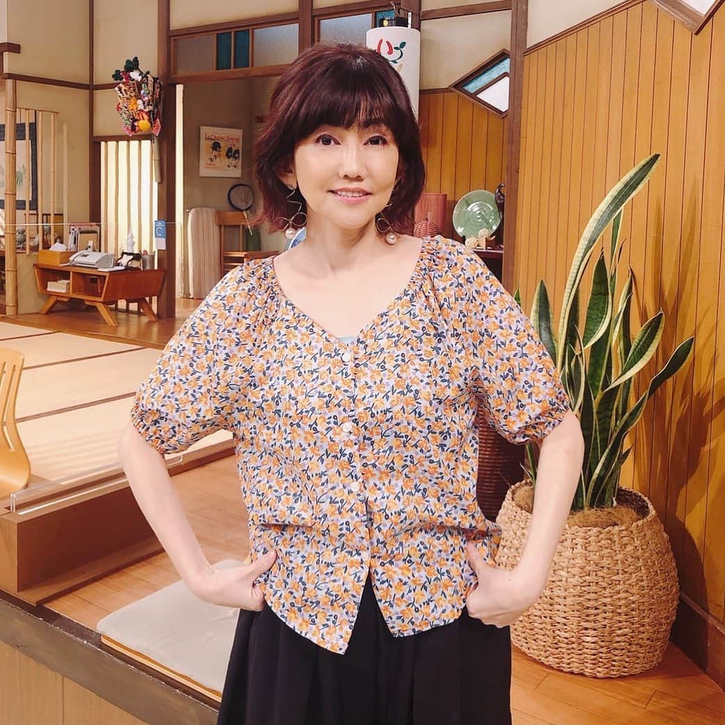 のインスタグラム：「先週の「よ〜いドン！」のお衣装です👚  今日はお友達の息子さんが甲子園球場🏟での交流試合に出場するので📺で応援だ〜📣⚾️  #よーいドン #衣装 #何だか目が大きくなってるー #saaageboutique  #高校野球 #甲子園 #打てー」