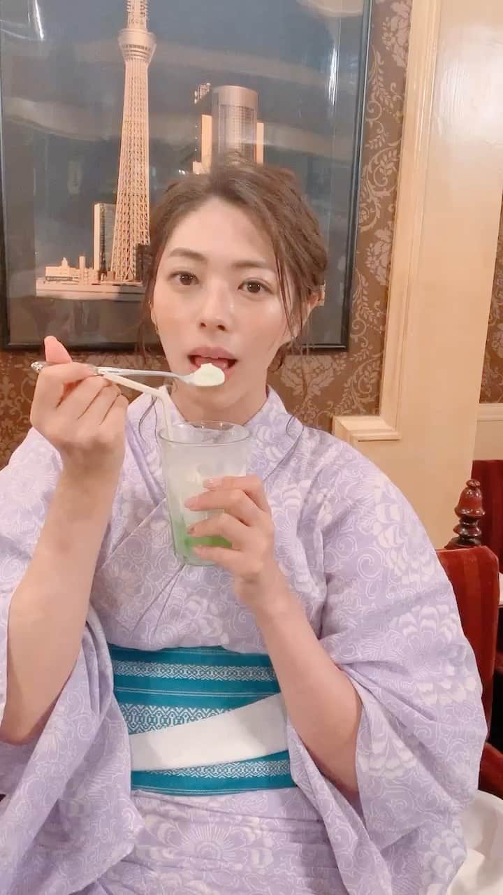 わちみなみのインスタグラム：「クリームソーダ久々に飲んだ🌿 お仕事で浴衣きたよ☺️  #浴衣　#クリームソーダ #浴衣ヘアアレンジ #リトルソルト #リトルソルト渋谷　#kimono #yukata #japan #前髪なし #わちみなみ」