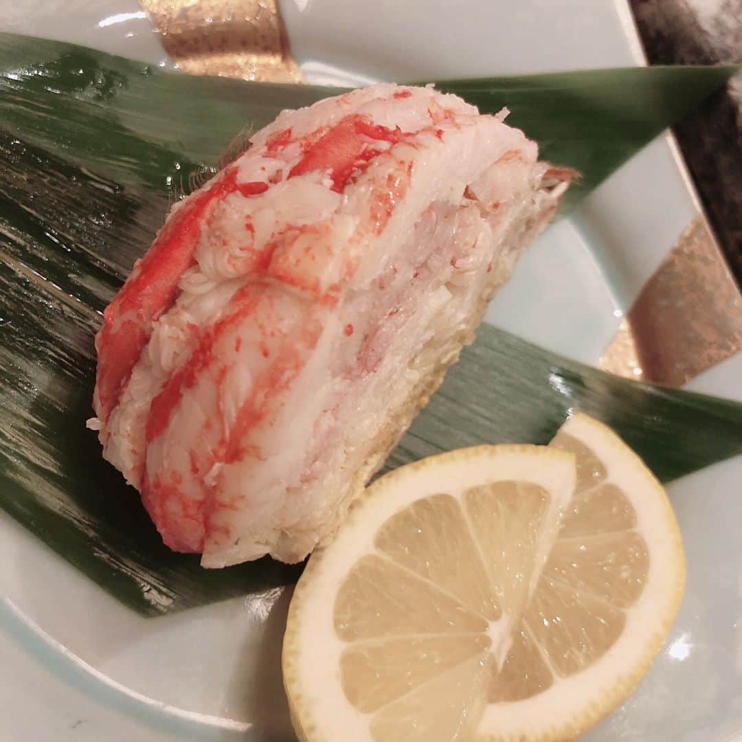 のインスタグラム：「かにむいてくれてると食べやすいので好き。  #おうち #おうち時間  #おうちごはん #うめぐらむ #ウメログ #コロナ #終息 #嘆願 #おうちcafe  #ころなにまけるな #おうちカフェ #趣味 #がんばれニッポン #がんばれ日本 #牛#黒毛和牛 #焼肉 #万葉牛 #焼肉パーティー  #ダイエット #ダイエッターさんと繋がりたい  #ダイエット記録  #ダイエット方法 #西麻布 #六本木 #蟹 #カニ #寿司」