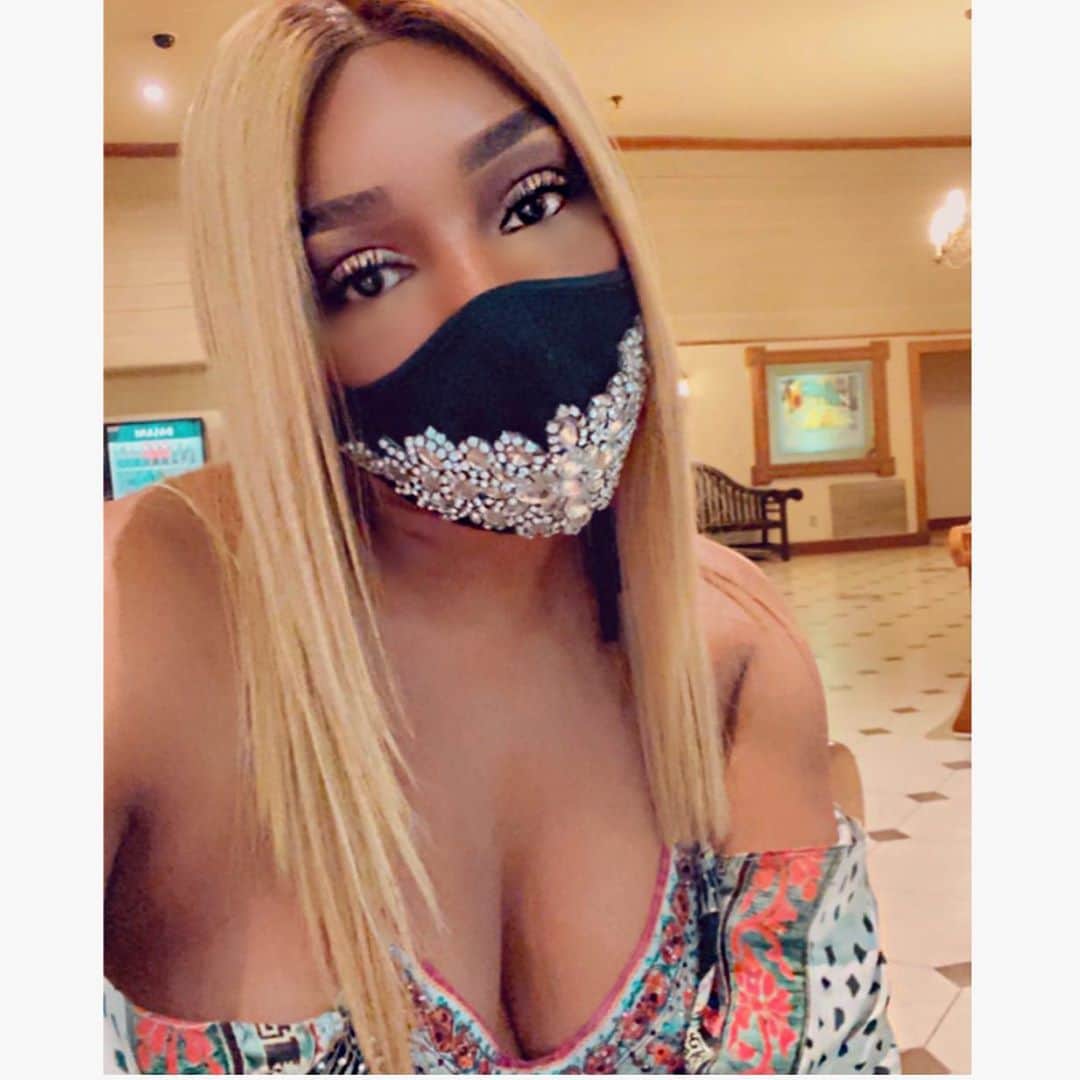 ネネ・リークスのインスタグラム：「Happy Sunday! You just can’t see me smiling」