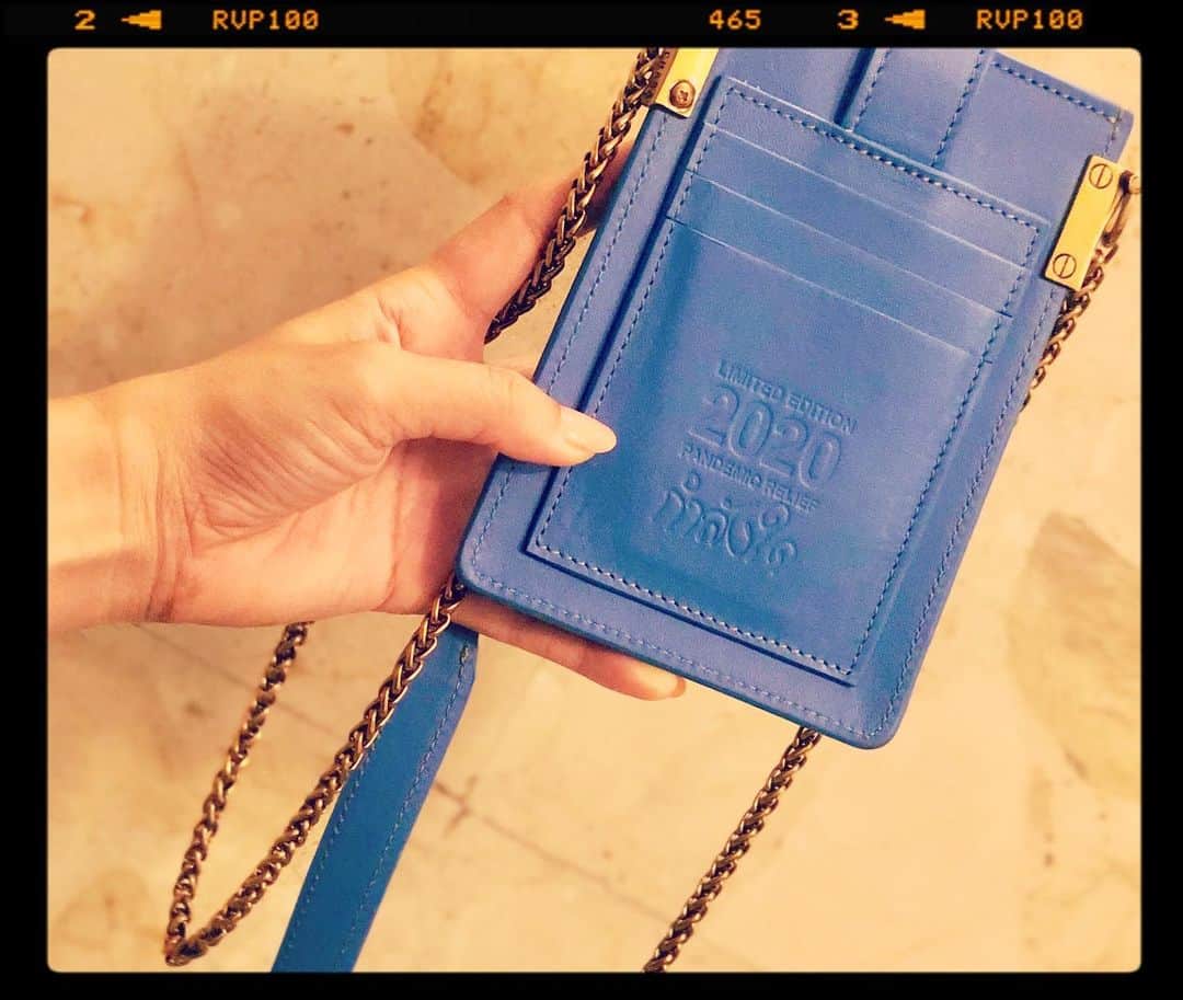 北川富紀子さんのインスタグラム写真 - (北川富紀子Instagram)「持ち物は 完全ミニマム派 . . お財布は基本 持ちあるかなくて カードと最低限のお札だけ . スマホ決済派だからお札もカードも持ち歩きたくないけど、使えないところもあるから念のため。 . ( 完全にお守り ) . . . . そんな私の この夏 特にお気に入り . @pipatchara  ーPandemic Relief 2020ー . . スマホにカードとお札とリップ💄 . 消毒ジェルを入れるケースがついてて、 名前のとおり安心。かさばらない♩ . . . . 小田急新宿店で”NEW NORMAL”フェアが 8/19～9/1の2週間行われるみたいです🌿 . . @pipatchara . #PIPATCHARAyouGiveweGive #PandemicRelief2020 #pipatchara #newnormal #新しい新生活」8月17日 9時51分 - tokiko_kitagawa_