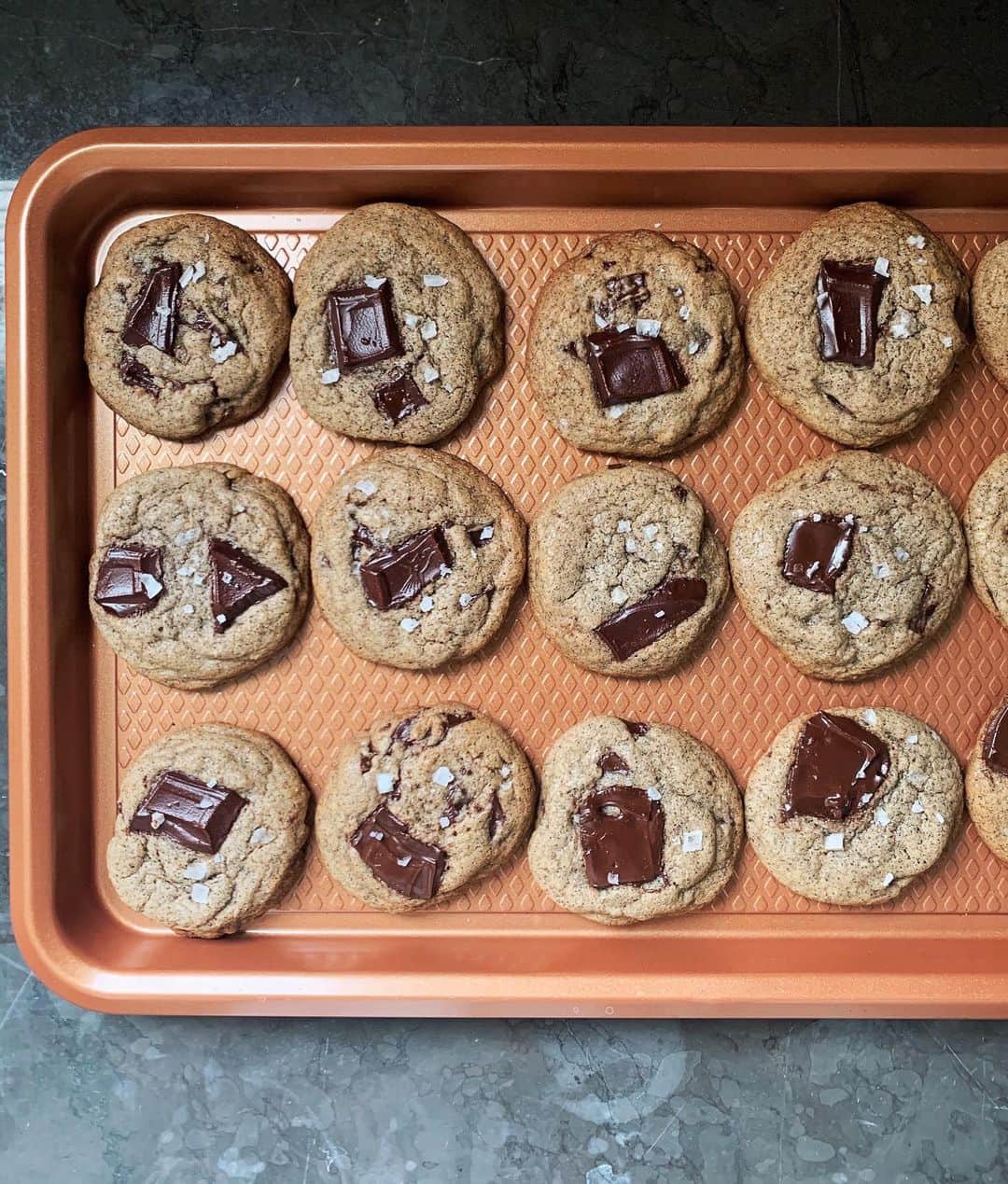 キャシー・ケリーのインスタグラム：「bone app the teeth  - buckwheat dark choco chip cookies, adapted from @bonappetitmag - lemon blueberry cupcakes with vegan cream cheese frosting and edible flowers」
