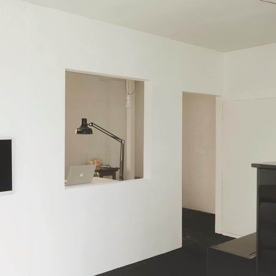 惟本康明 / yasuaki yoshimotoのインスタグラム：「壁です。 #interior #インテリア #workspace」
