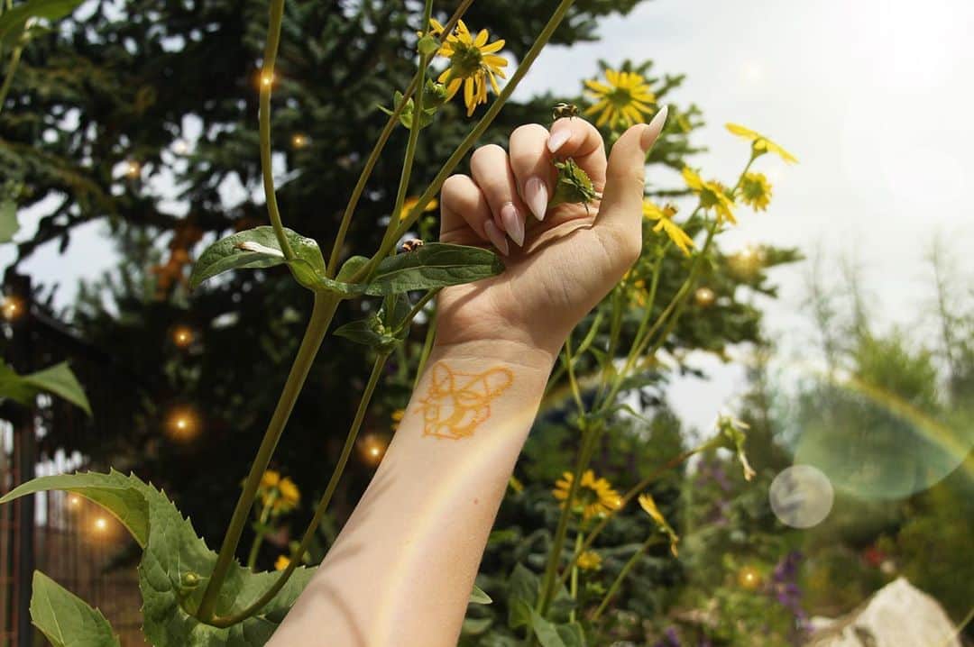 Nicole Eevee Davisさんのインスタグラム写真 - (Nicole Eevee DavisInstagram)「Oh turpentine erase me whole, cause I don't want to live my life alone. Well I was waiting for you all my life. Set me free, my honey bee, honey bee 🌿🐝✨⚙️」8月17日 10時00分 - eeveedavis