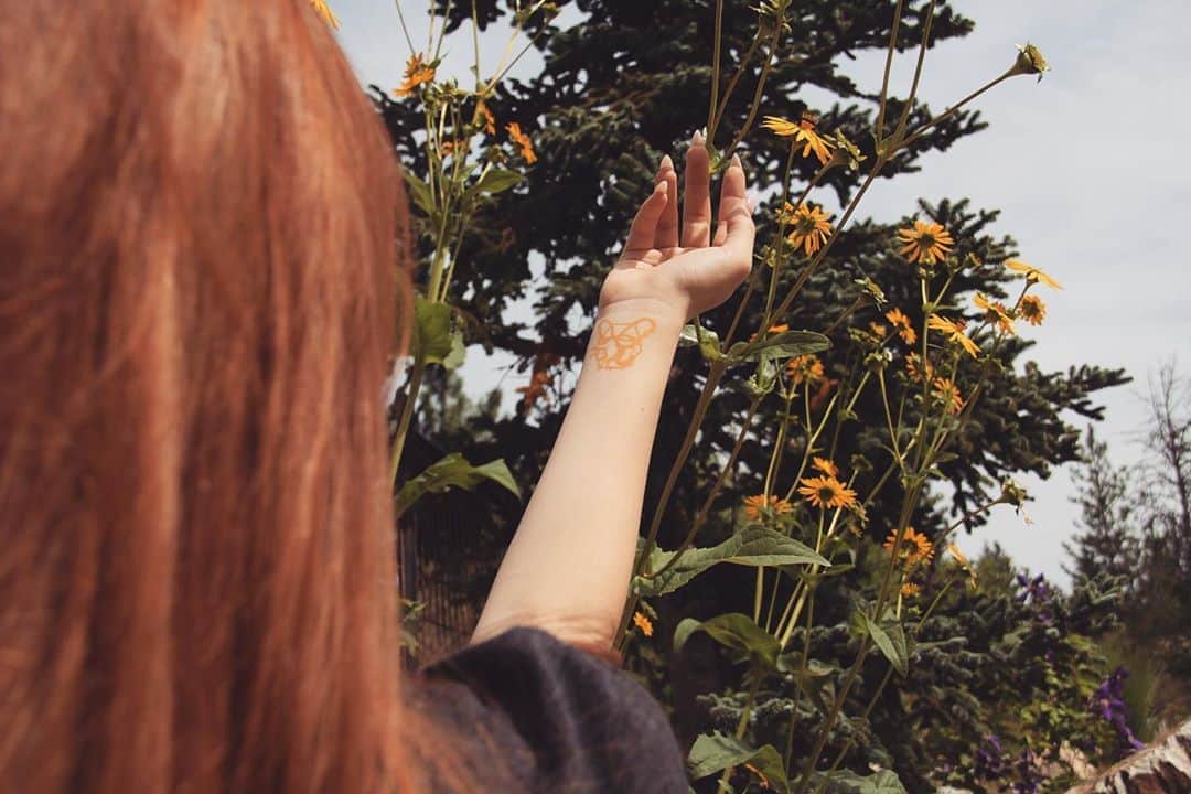 Nicole Eevee Davisさんのインスタグラム写真 - (Nicole Eevee DavisInstagram)「Oh turpentine erase me whole, cause I don't want to live my life alone. Well I was waiting for you all my life. Set me free, my honey bee, honey bee 🌿🐝✨⚙️」8月17日 10時00分 - eeveedavis