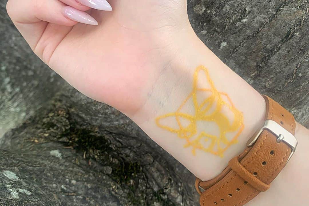 Nicole Eevee Davisさんのインスタグラム写真 - (Nicole Eevee DavisInstagram)「Oh turpentine erase me whole, cause I don't want to live my life alone. Well I was waiting for you all my life. Set me free, my honey bee, honey bee 🌿🐝✨⚙️」8月17日 10時00分 - eeveedavis