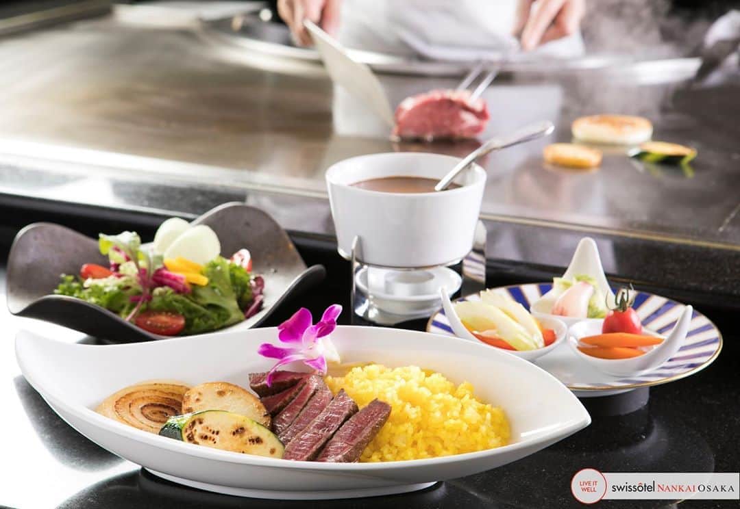 のインスタグラム：「美食レストランの数々に心躍らせて、＃スイスホテル 南海大阪で洗練されたひとときを。「花暦」、「みなみ」、「シュン」、「エンプレスルーム」いずれかのレストランにて¥30,000のお食事毎に、スイスセレクトルームでの1泊を無料でプレゼント！詳細はプロフィール内のリンクをクリック！＃美食とホテルステイの旅  Live It Well with a tantalizing array of choices in our restaurants. Did you know that you can enjoy a complimentary stay in a Swiss Select Room for every JPY30,000 spend at Hana-Goyomi, Minami, SH’UN or Empress Room? Click the link in our bio for more details! #LiveItWellOsaka」
