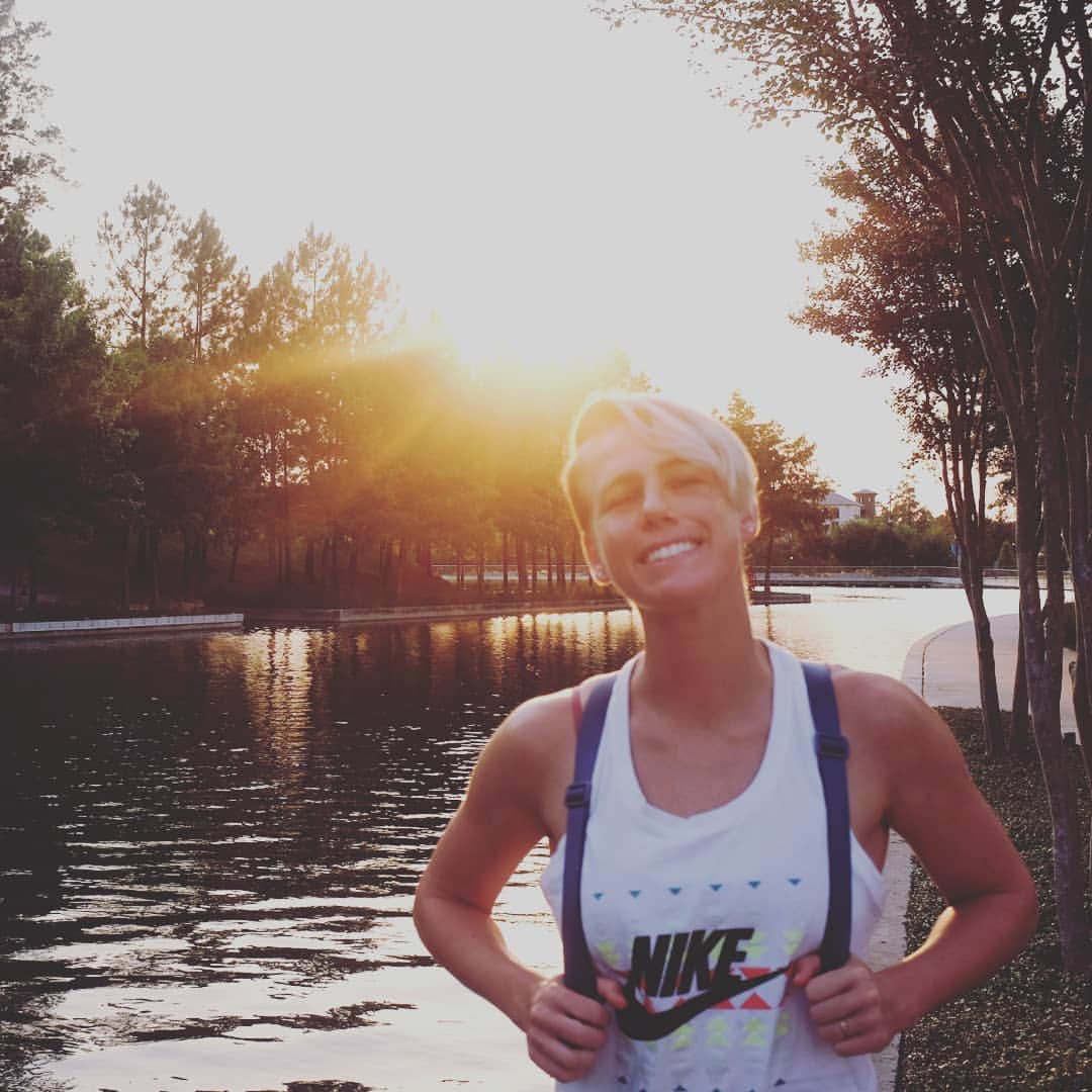 ソフィー・シュミットのインスタグラム：「Simple things. Fresh air and sunshine. Bliss . . . #Houston #nike #nikesportswear  #Sunsets #Walks #Love #ExploreYourCity」