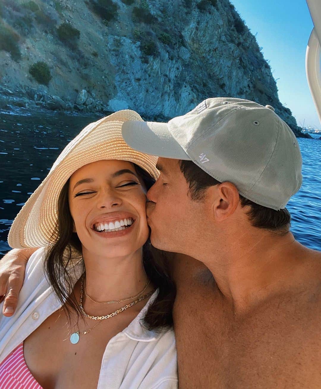 クロエ・ブリッジスのインスタグラム：「Adam got an ocean boat a few weeks ago and at first I was like smh men and their toys but now I realize he was - obviously - just trying to be extra good at following social distancing guidelines! And that I’m very into. So we self-isolated by Catalina Island this weekend and I only had to take Dramamine twice!! Success」