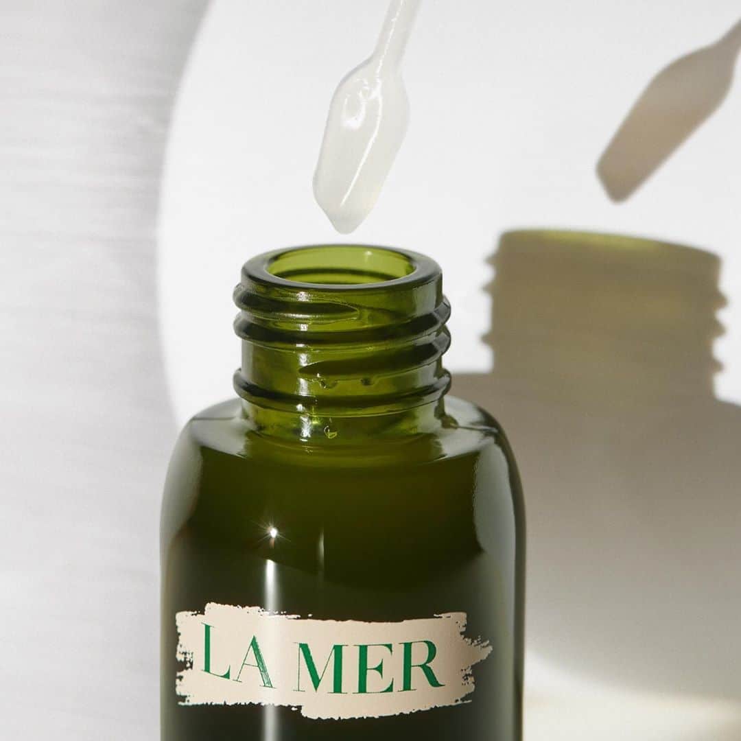 ドゥラメールのインスタグラム：「When the day is done, visibly calm sun-drenched skin and strengthen it with concentrated resilience from the inside out. NEW #TheConcentrate」