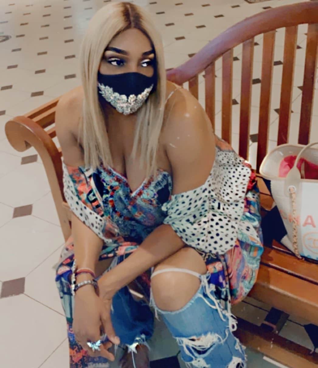 ネネ・リークスのインスタグラム：「I was waiting on the bus but they pulled up a luxury ride」