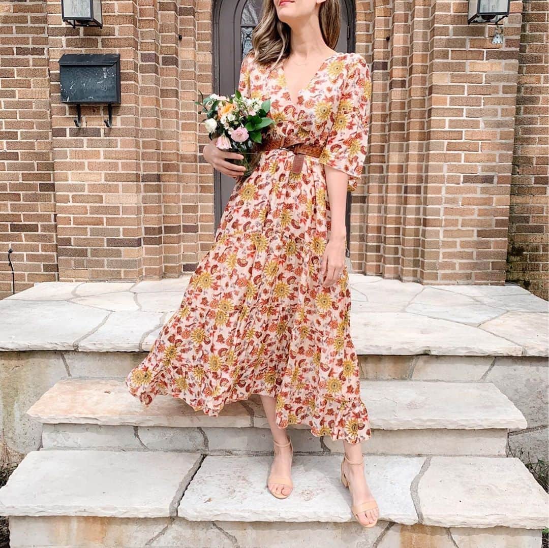 Anna Jane Wisniewskiさんのインスタグラム写真 - (Anna Jane WisniewskiInstagram)「It’s been the summer of the mumu. Belted, unbelted, dressed “up” or over a bathing suit.   Might tell my kids that second photo is from Woodstock.    http://liketk.it/2UD1y #liketkit @liketoknow.it」8月17日 10時37分 - seeannajane