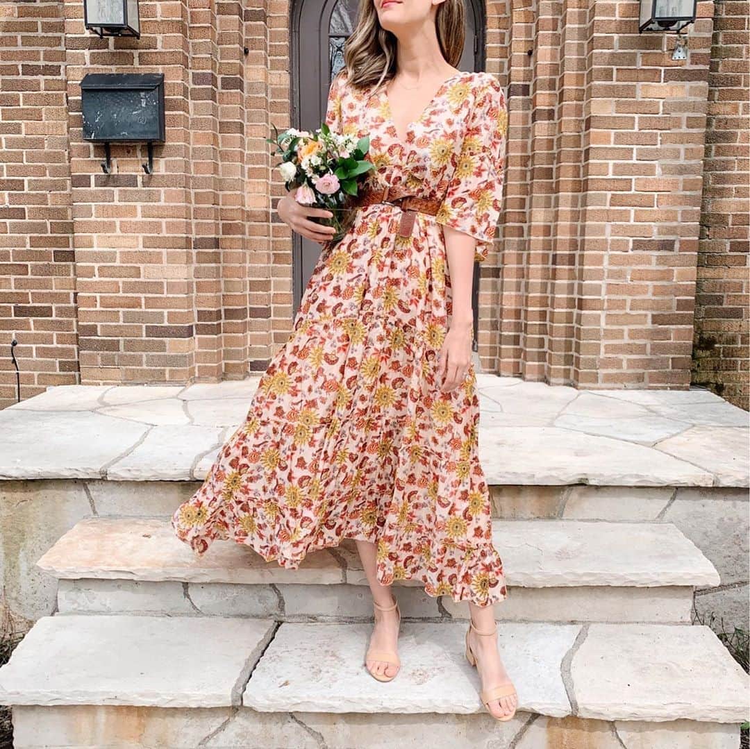 Anna Jane Wisniewskiのインスタグラム：「It’s been the summer of the mumu. Belted, unbelted, dressed “up” or over a bathing suit.   Might tell my kids that second photo is from Woodstock.    http://liketk.it/2UD1y #liketkit @liketoknow.it」