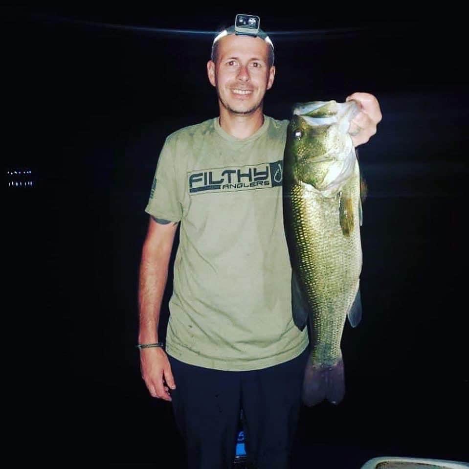のインスタグラム：「Who here loves the night bite?! Our buddy Joel @swimbait_g from Massachusetts sure does. If you’ve never fished at night give it a try. It’s not for everybody I know, but if you go, do it with a friend if possible. Not cause it’s scary (believe me it has its moment) but because it can certainly be dangerous fishing blind - more tends to go wrong. They say the big girls come out when the sun drops and the water cools, they tend to move up looking for an easy meal. Top water at night might be the best rush you’ll get fishing, silence turns to chaos quick! Congrats on the tank Joel, you are Certified Filthy. www.filthyanglers.com #fishing #filthyanglers #bassfishing #nature #bigbass #angler #nightfishing #boat #largemouthbass #monsterbass #catchandrelease #smallmouth #trout #salmon #fish #filthy」