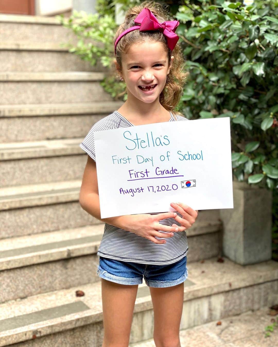 ジェイク・ブリガムのインスタグラム：「I could not be more proud of Stella for starting 1st grade. She works so hard in school and loves to learn. I am also equally as proud of @taybrigham for taking on this challenge of homeschooling in South Korea. Tay, the kids and my mom all flew over here and are in quarantine right now. With all those challenges Tay is still being the best mom in the world. Can’t wait to see y’all.」