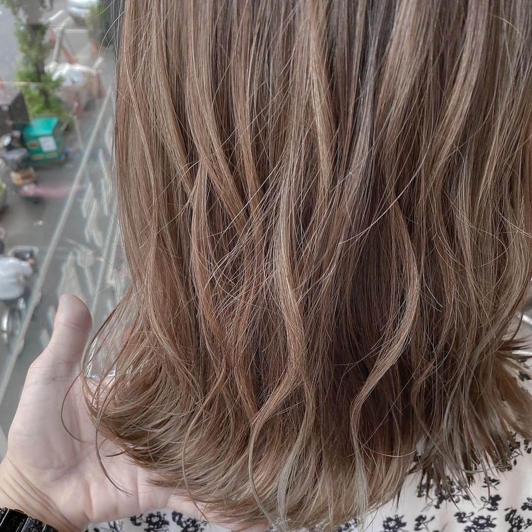 平林あずみさんのインスタグラム写真 - (平林あずみInstagram)「❤︎ 髪の毛明るくしたんだよ💛 髪の表面と毛先だけのブリーチをしました✨ 立体感出るし、髪の毛柔らかく見えるし、綺麗に見えるし、オシャレに見える🥰✌️ なんたってめっちゃ好きな色なった😍♥️ 恵比寿のアムティという美容院でやってもらったよ〜☺️✨ 以前PVの撮影の時にヘアメイクさんしてくれたヒロさんの美容院(*´˘`*)♥ とっても可愛くしてくれる(*^^*)⭐️ *  #美容院 #ヘアカラー #ブリーチ #表面ハイライト #毛先ブリーチ #ベージュカラー #透明感 #立体感 #恵比寿 #アムティ #お気に入り」8月17日 10時59分 - azumin0415