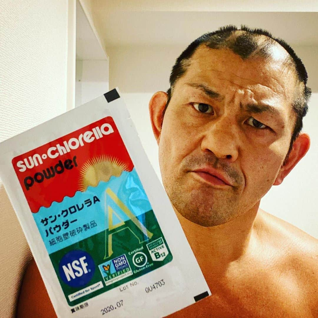 鈴木みのるさんのインスタグラム写真 - (鈴木みのるInstagram)「Summer condition  #sunchlorella #クロレラ #サンクロレラ #sunchlorellasport @sport_sunchlorella  PR 暑い夏。暑いだけならまだしも、マスク生活しているから尚更暑い。でも夏バテなんかしない。練習の時は長袖ラッシュガードにロングスパッツ。さらに呼吸制限するマスク付き。暑いじゃない、熱くしてる。昔からそう。子供の頃の剣道も一年中道着と防具だし、レスリング時代は真夏に締切屋内だったし、その後のプロレストレーニングも強くなるための強くて厳しい環境だった。心身共に強くなる為の環境。いまは更に心強いパートナーがいる。追い込んで追い込んで練習や試合した後は、いつもこれ。サンクロレラパウダー。プロテインと一緒にカラダに放り込む。よし、明日も頑張れる！」8月17日 11時06分 - suzuki.d.minoru