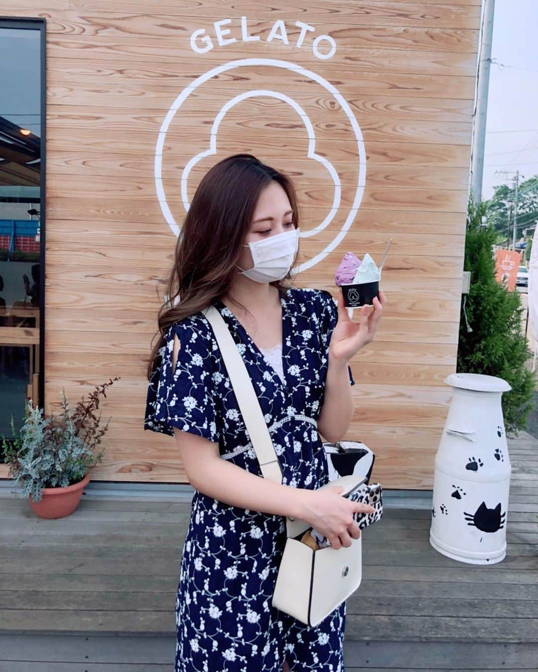 西村季里子のインスタグラム：「・ 今年の夏は帰省できないから、 りさの実家に帰省した🚙(?)  ジョンソンタウンに ティアちゃん(わんこ)連れてランチしたり、 ずっと行ってみたかったコストコ行ったり、 アウトレット寄ったり、 美味しいジェラート食べたり🤤🍦  とっっっても楽しかった〜💗 家族のみなさんありがとございました🥰  #帰省 #青森 #帰りたい #りっぴまる #ジェラート #🐄#🍦#🥛」